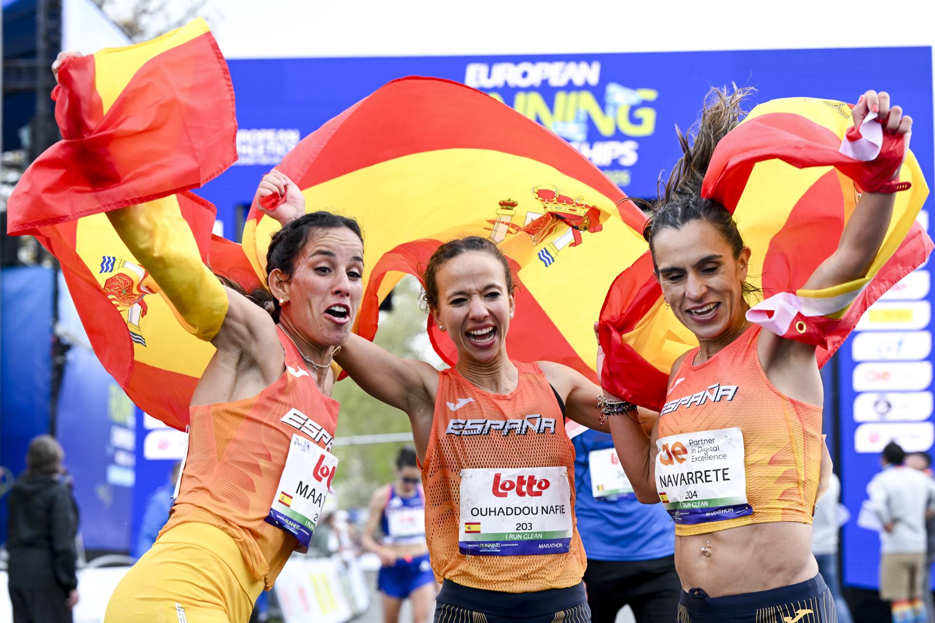 Las españolas Fátima Ouhaddou (c) y Majida Maayouf (i)se convirtieron este domingo en campeona y subcampeona de Europa de maratón, respectivamente, en los campeonatos continentales de ruta disputados en Bruselas y Lovaina (Bélgica). Les acompaña, Ester Navarrete, séptima clasificada. EFE/FREDERIC SIERAKOWSKI