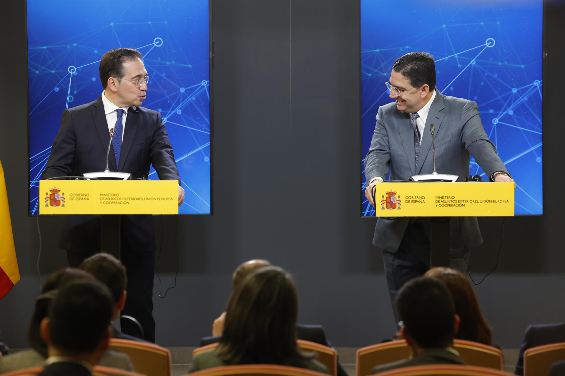 El ministro de Asuntos Exteriores, José Manuel Albares, y su homólogo marroquí, Nasser Bourita (d), hacen una declaración institucional tras reunirse este jueves en Madrid. EFE/ Zipi