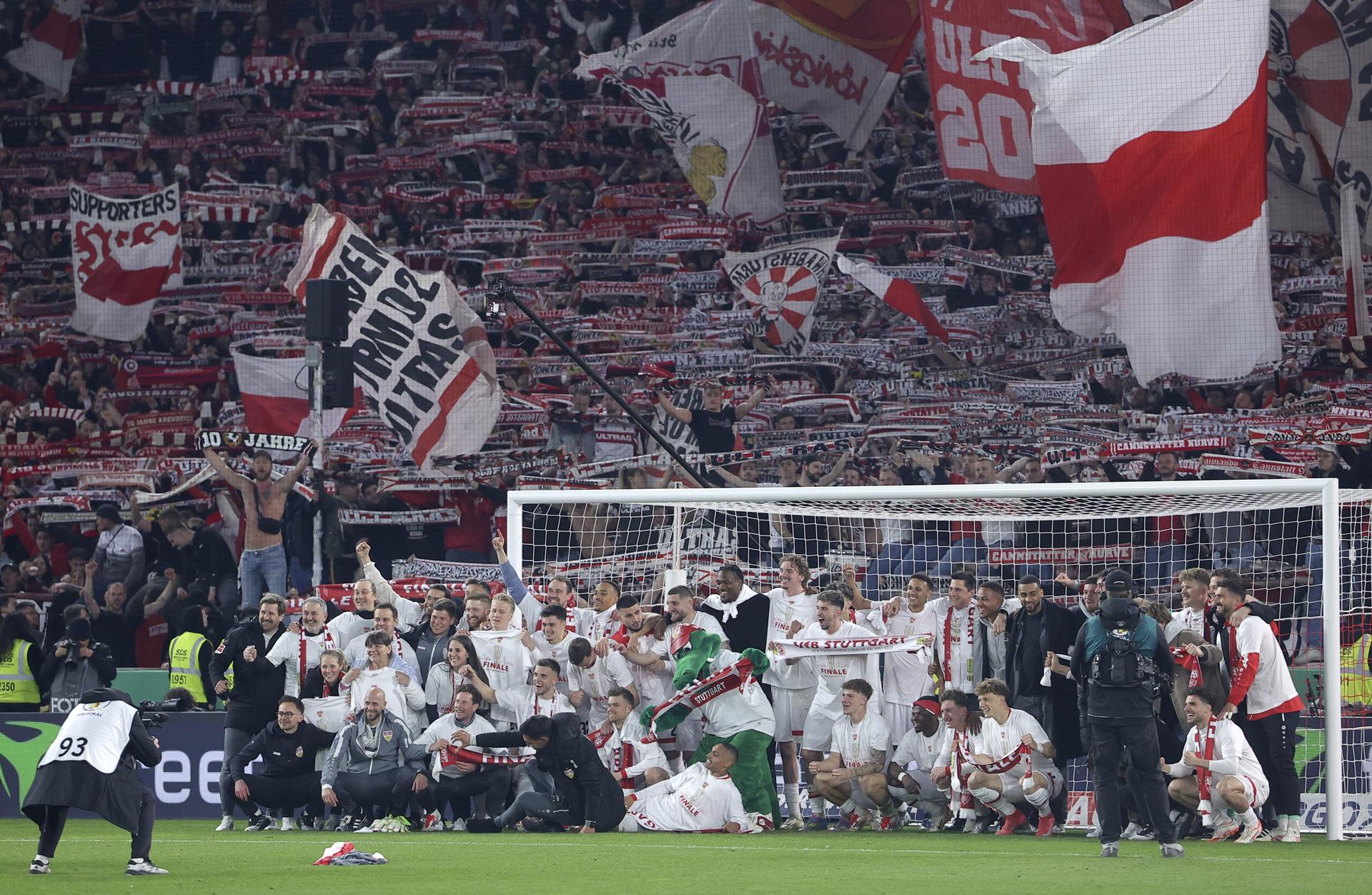 Los jugadores del Stuttgart celebra el pase a la final de la DFB Cup en el partido jugado en Stuttgart, Alemania. EFE/EPA/Christopher Neundorf