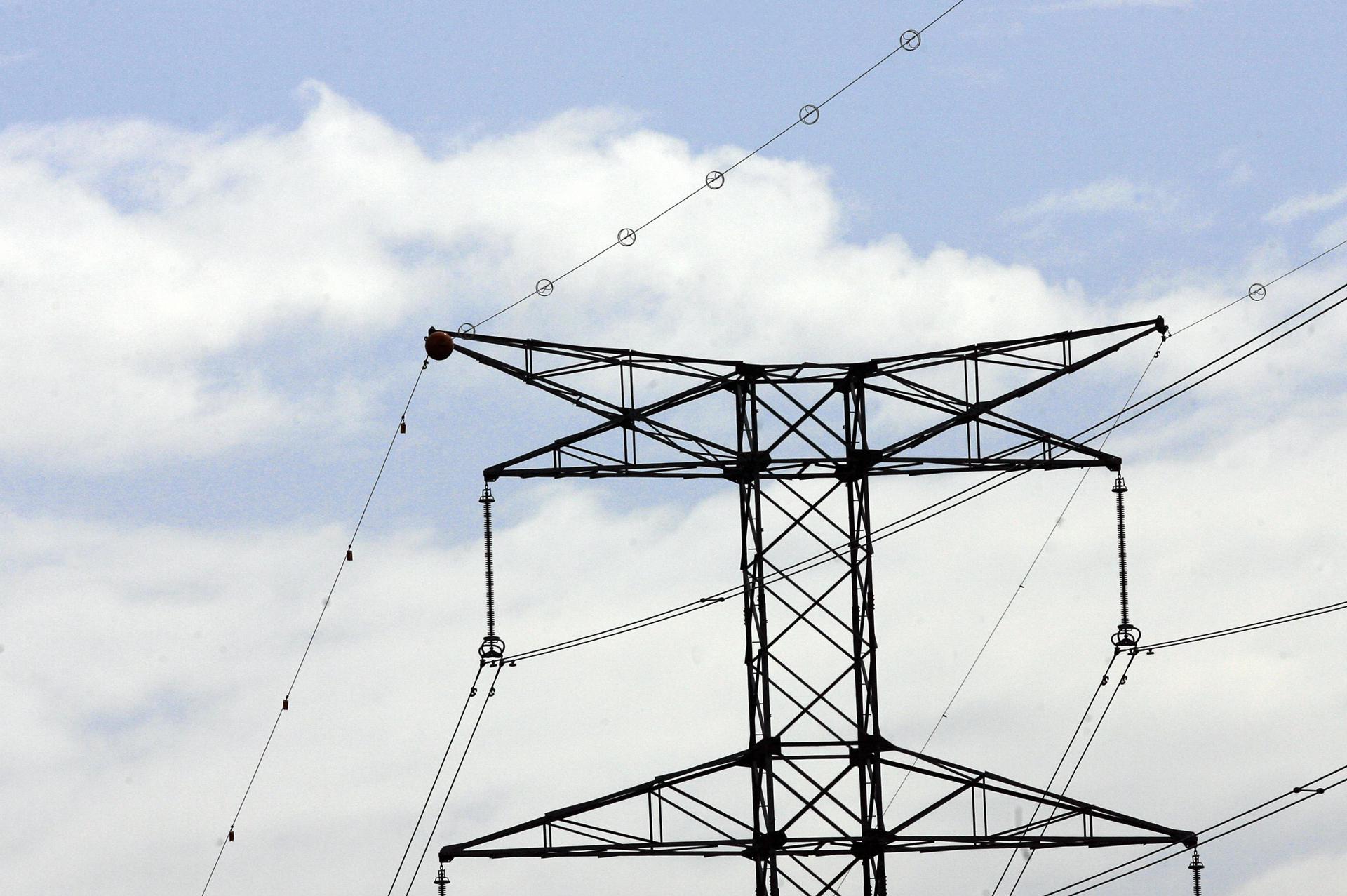 Vista de una torre del tendido eléctrico de alta tensión, en una fotografía de archivo. EFE/Eduardo Abad