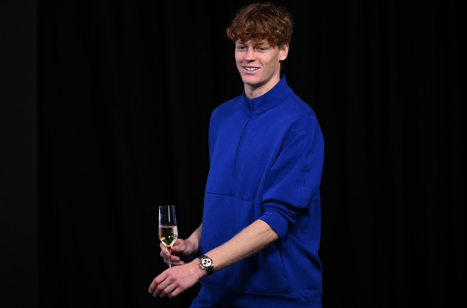 El tenista italiano Jannik Sinner, que el próximo lunes volverá a la competición tras cumplir una sanción por dopaje de tres meses, ha admitido que llegó a pensar en retirarse y dejar el tenis. EFE/EPA/JOEL CARRETT/Archivo