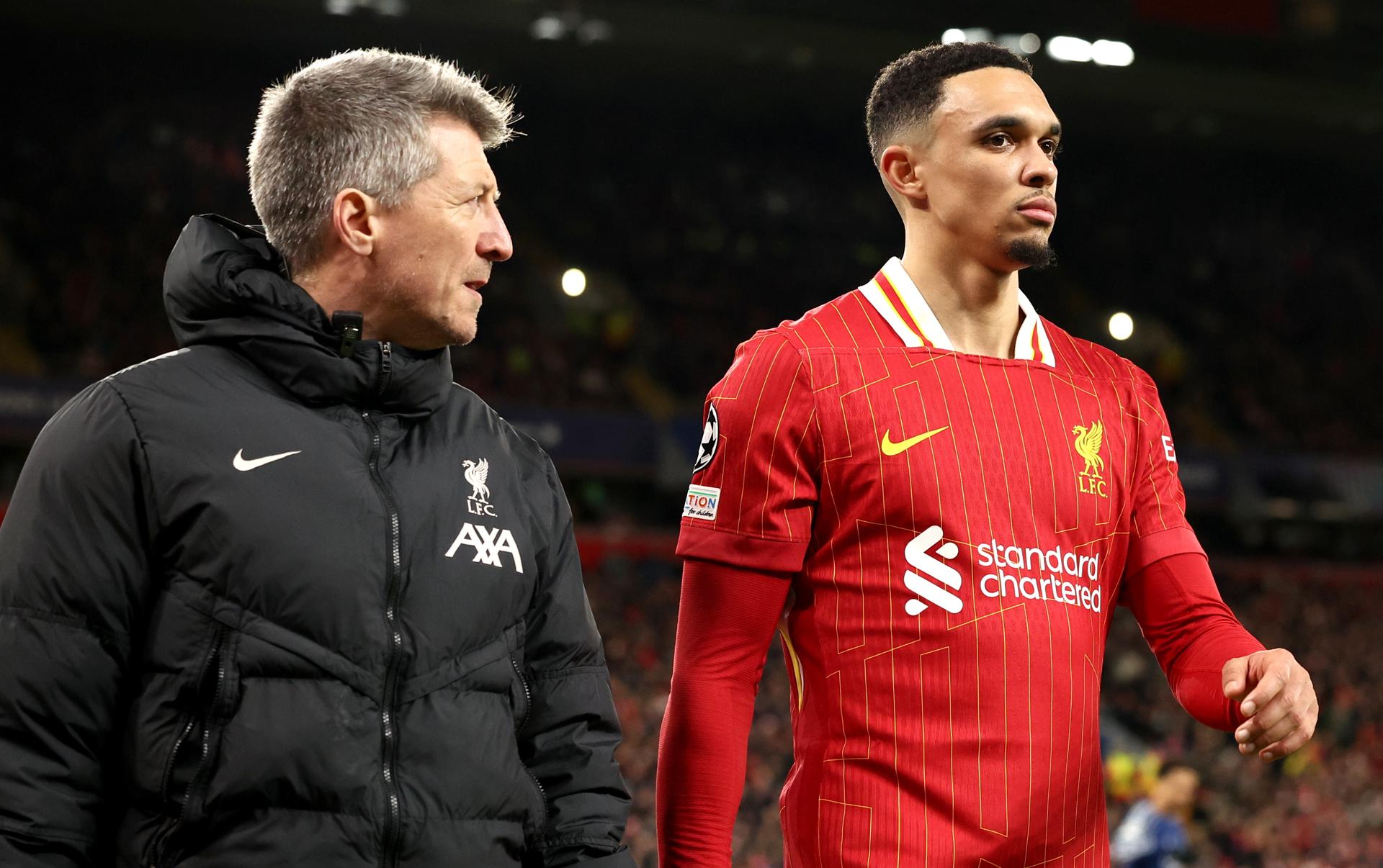 El defensa Trent Alexander-Arnold abandona el campo tras lesionarse durante el partido de octavos de la Liga de Campeones que disptaron el Liverpool y el Paris Saint Germain, en Anfield, el 11 de marzo de 2025. EFE/EPA/ADAM VAUGHAN