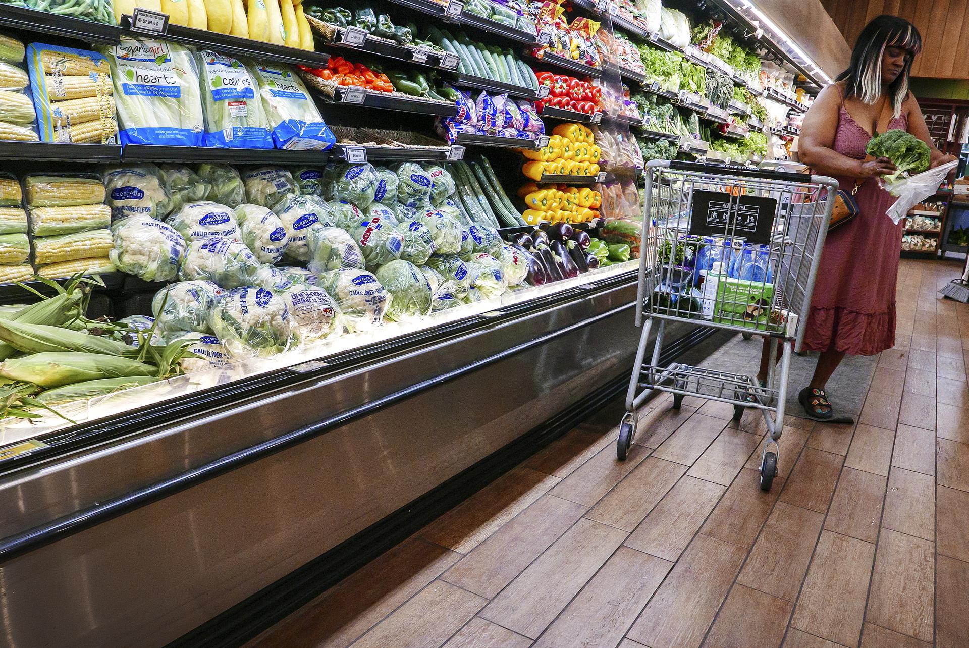 Un cliente compra productos de supermercado en una tienda Fresh Market en Miami, Florida, EE. UU., el 9 de abril de 2025. EFE/CRISTOBAL HERRERA-ULASHKEVICH