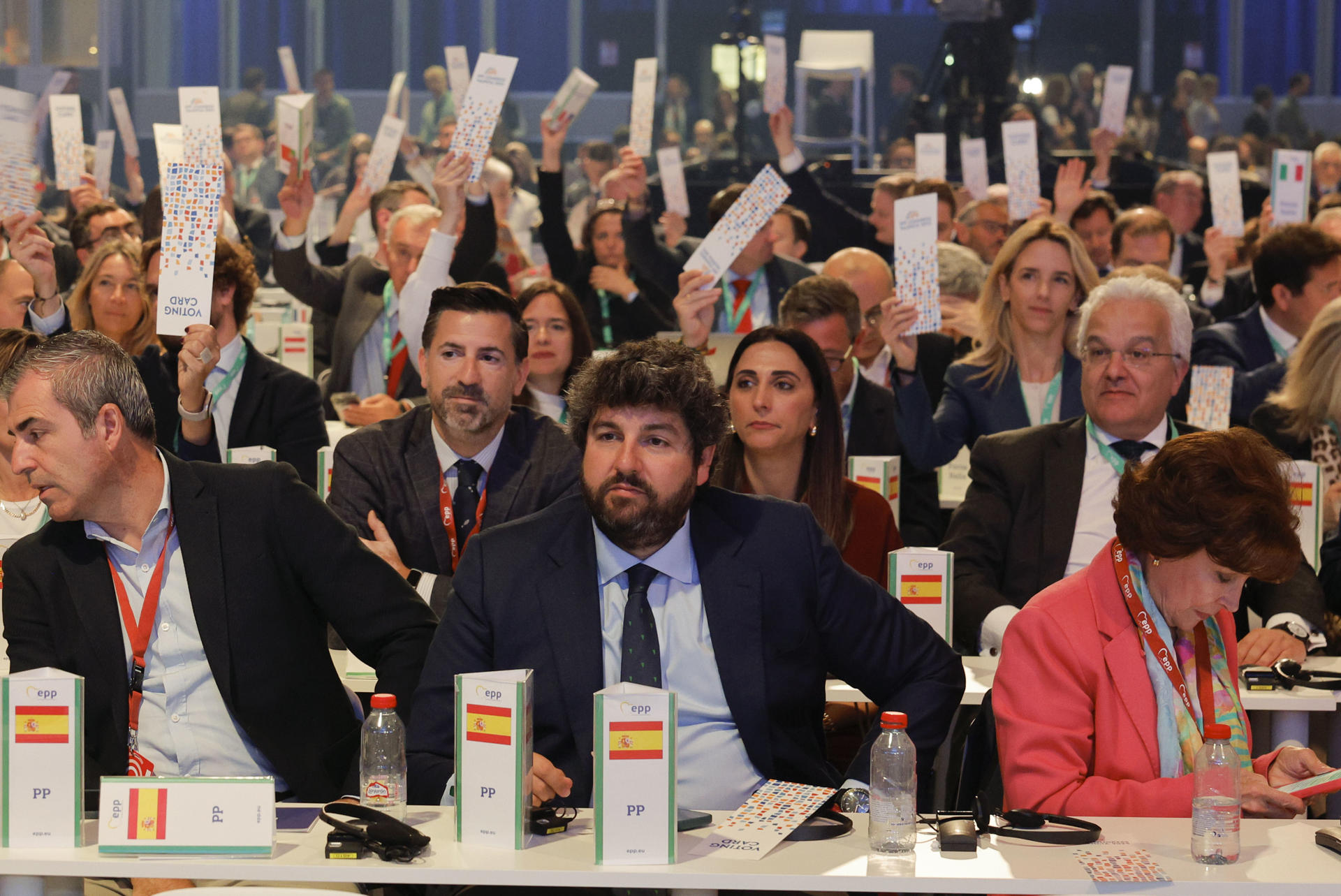 El presidente de la Región de Murcia, Fernando López Miras (c), asiste a la segunda jornada del congreso del Partido Popular Europeo en Valencia, este miércoles. EFE/ Kai Försteling