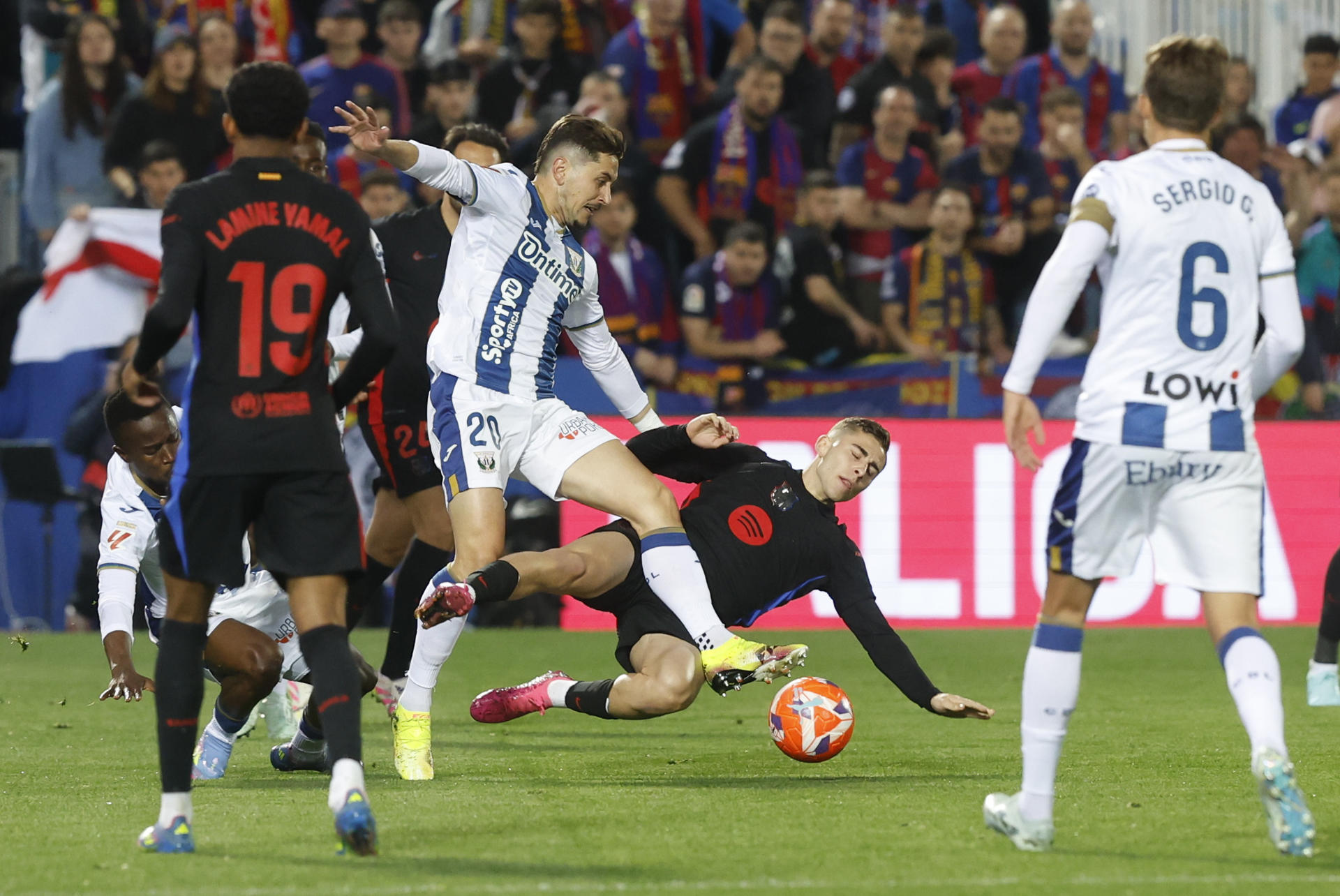 Javi Hernández, lateral izquierdo del Leganés (2i) en acción. EFE/ Juan Carlos Hidalgo