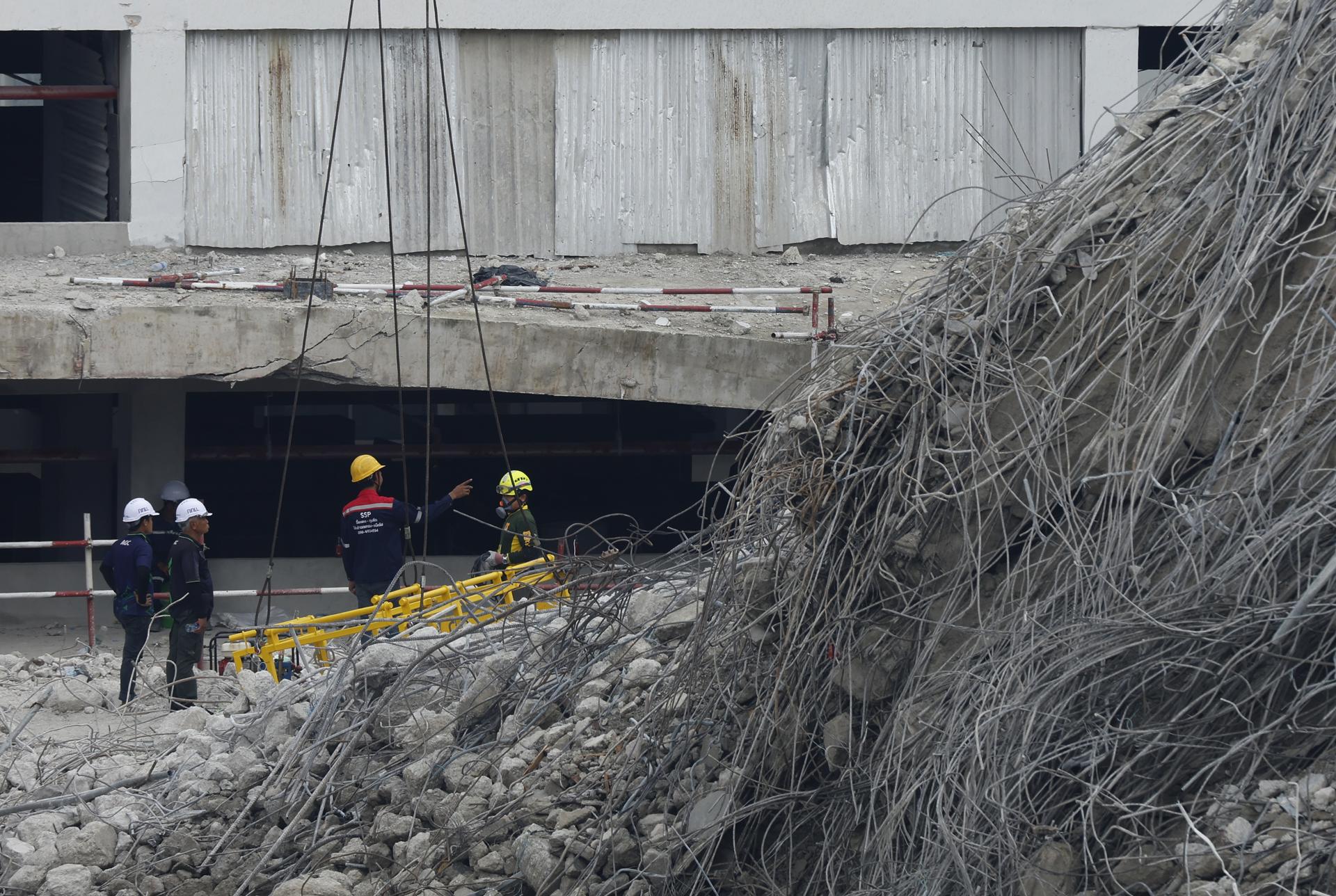 Los equipos de rescate buscan a un posible superviviente dos semanas después del derrumbe de un edificio en Bangkok. 
EFE/EPA/NARONG SANGNAK