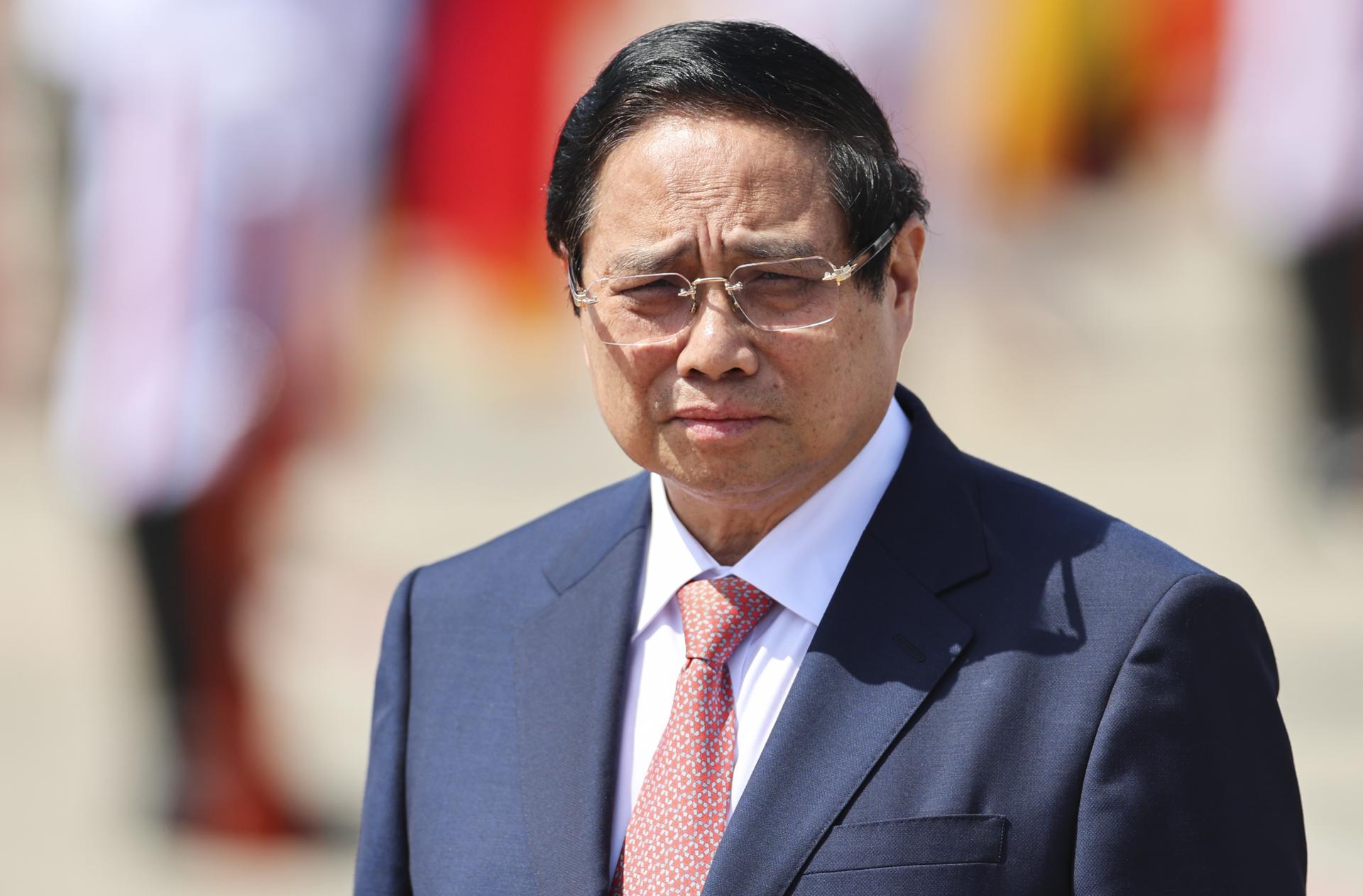 HANOI (Vietnam), 15/04/2025.- Vietnamese Prime Minister Pham Minh Chinh waits for Chinese President Xi Jinping to arrive before his departure, following the latter's visit to Hanoi at Noi Bai International Airport in Hanoi, Vietnam, 15 April 2025. EFE/EPA/Athit Perawongmetha / POOL