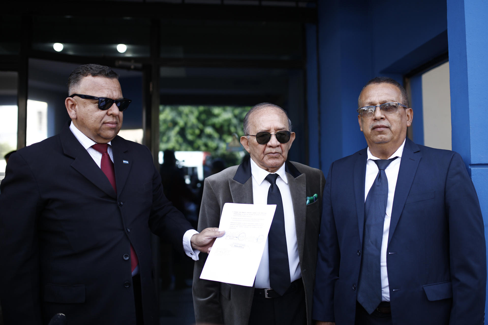 Los abogados salvadoreños Jaime Ortega (i), Salvador Ríos (c), e Isael Guerrero, posan frente a la Procuraduría para la Defensa de los Derechos Humanos (PDDH) este lunes, en San Salvador (El Salvador). EFE/ Rodrigo Sura