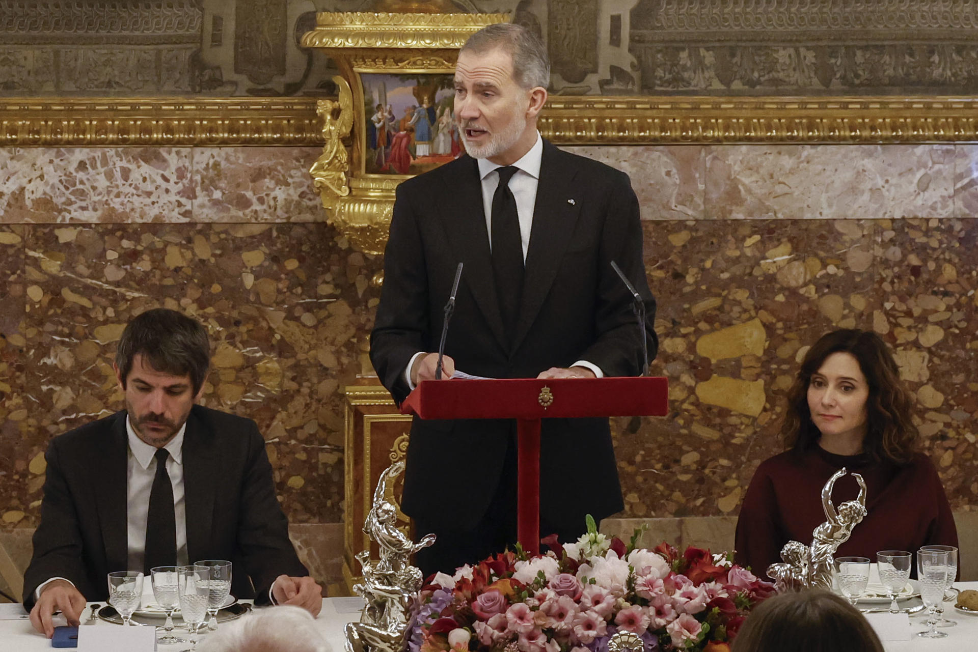 El rey Felipe pronuncia un discurso previo al almuerzo presidido por Sus Majestades con motivo de la concesión del Premio de Literatura en Lengua Castellana Miguel de Cervantes 2024 al escritor Álvaro Pombo, este martes en el Palacio Real. EFE/J.J. Guillén