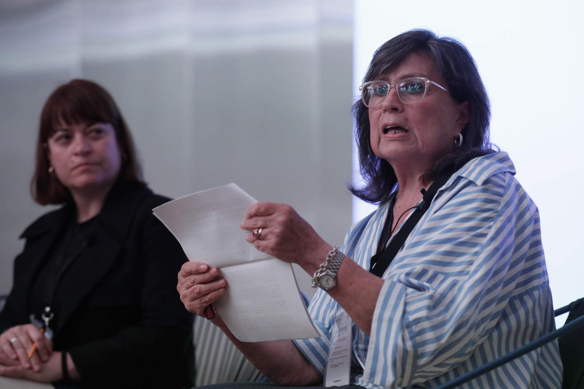 La escritora colombiana Laura Restrepo (d), participa este 27 de abril de 2025 del conversatorio In Memoriam: En recuerdo de Almudena Grandes en la XXXVII Feria Internacional del Libro de Bogotá (FILBo 2025) en Bogotá (Colombia). EFE/ Carlos Ortega