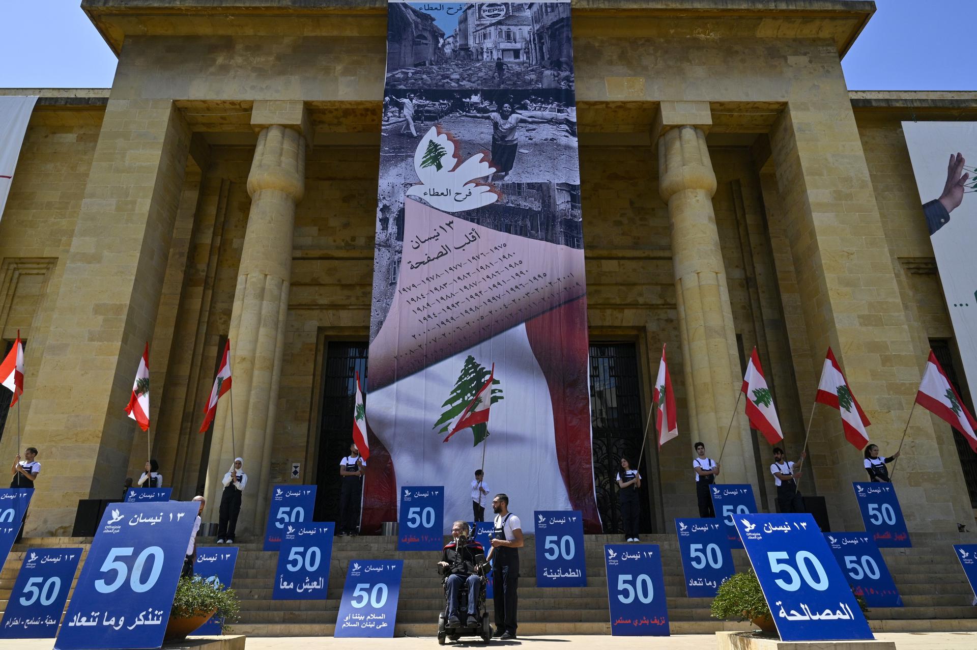 Activistas conmemoran el 50 aniversario de la guerra civil libanesa en Beirut, Líbano. EFE/WAEL HAMZEH