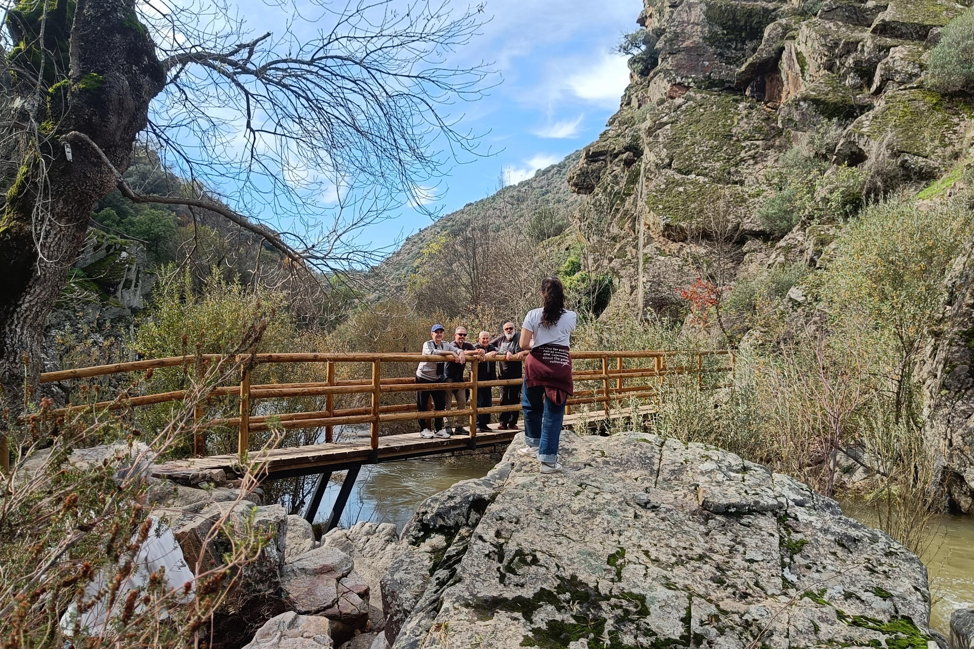 Un grupo de turistas visitan la ruta de El Boquerón del Estena en el Parque Nacional de Cabañeros el 16 de marzo de 2025. EFE/Beldad/Archivo