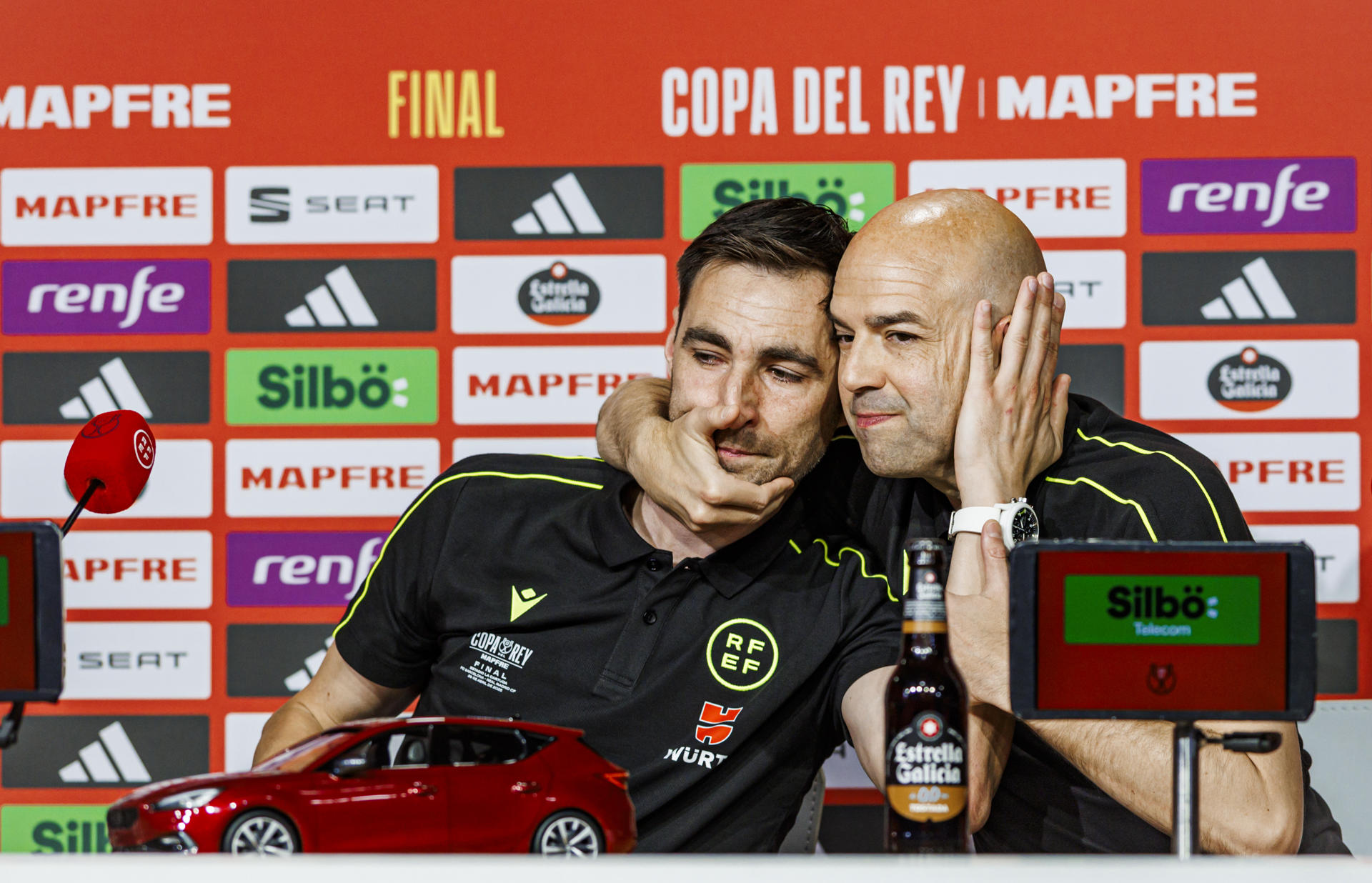 Rueda de prensa de los árbitros de la Final de la Copa del Rey Ricardo de Burgos Bengoetxea (i) y Pablo González Fuertes (d) en el Estadio de la Cartuja en Sevilla. EFE/ RFEF SOLO USO EDITORIAL/SOLO DISPONIBLE PARA ILUSTRAR LA NOTICIA QUE ACOMPAÑA (CRÉDITO OBLIGATORIO)