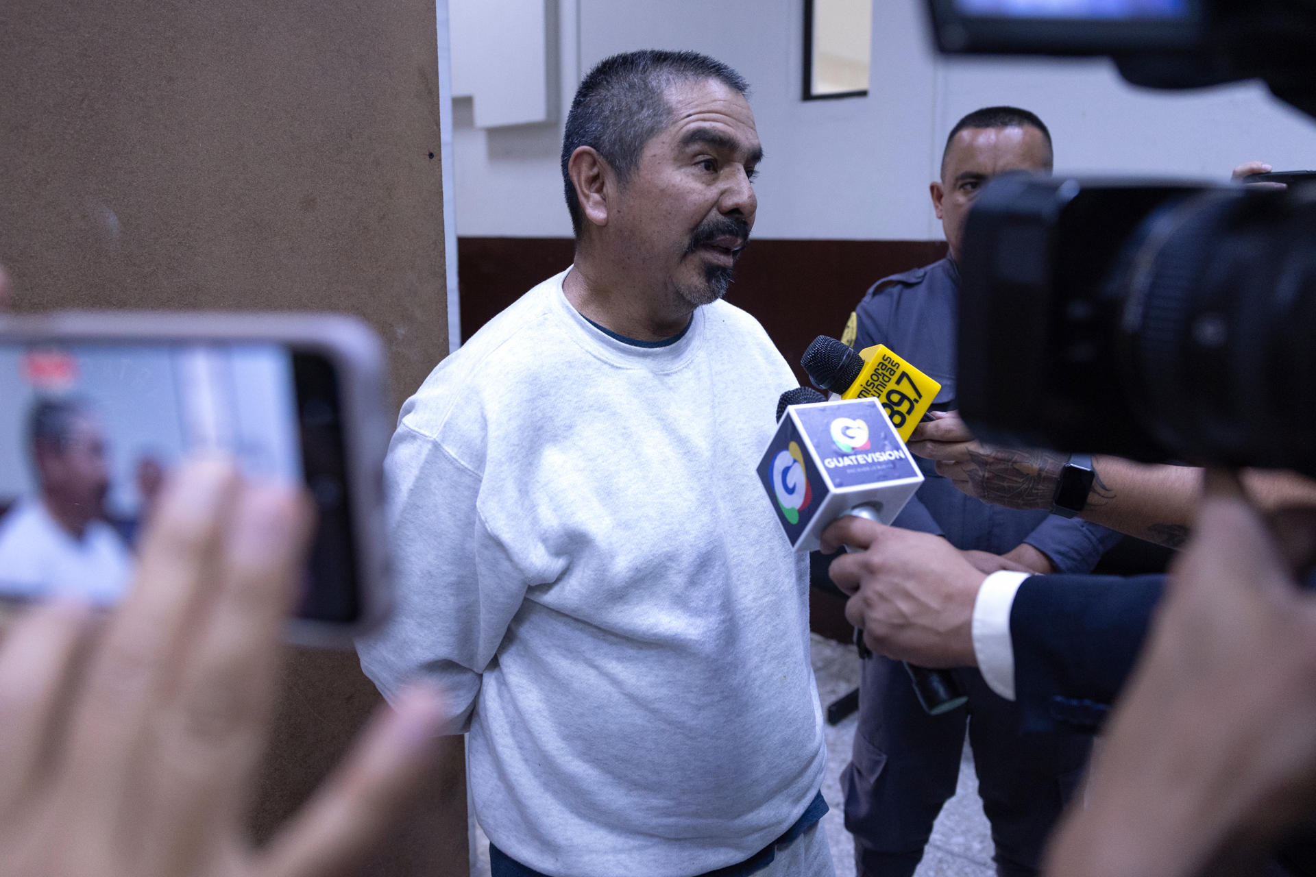 Darío Morales, presunto implicado en el asesinato del obispo guatemalteco Juan José Gerardi en 1998, al atender a la prensa este martes, 29 de abril, en Ciudad de Guatemala (Guatemala). EFE/David Toro