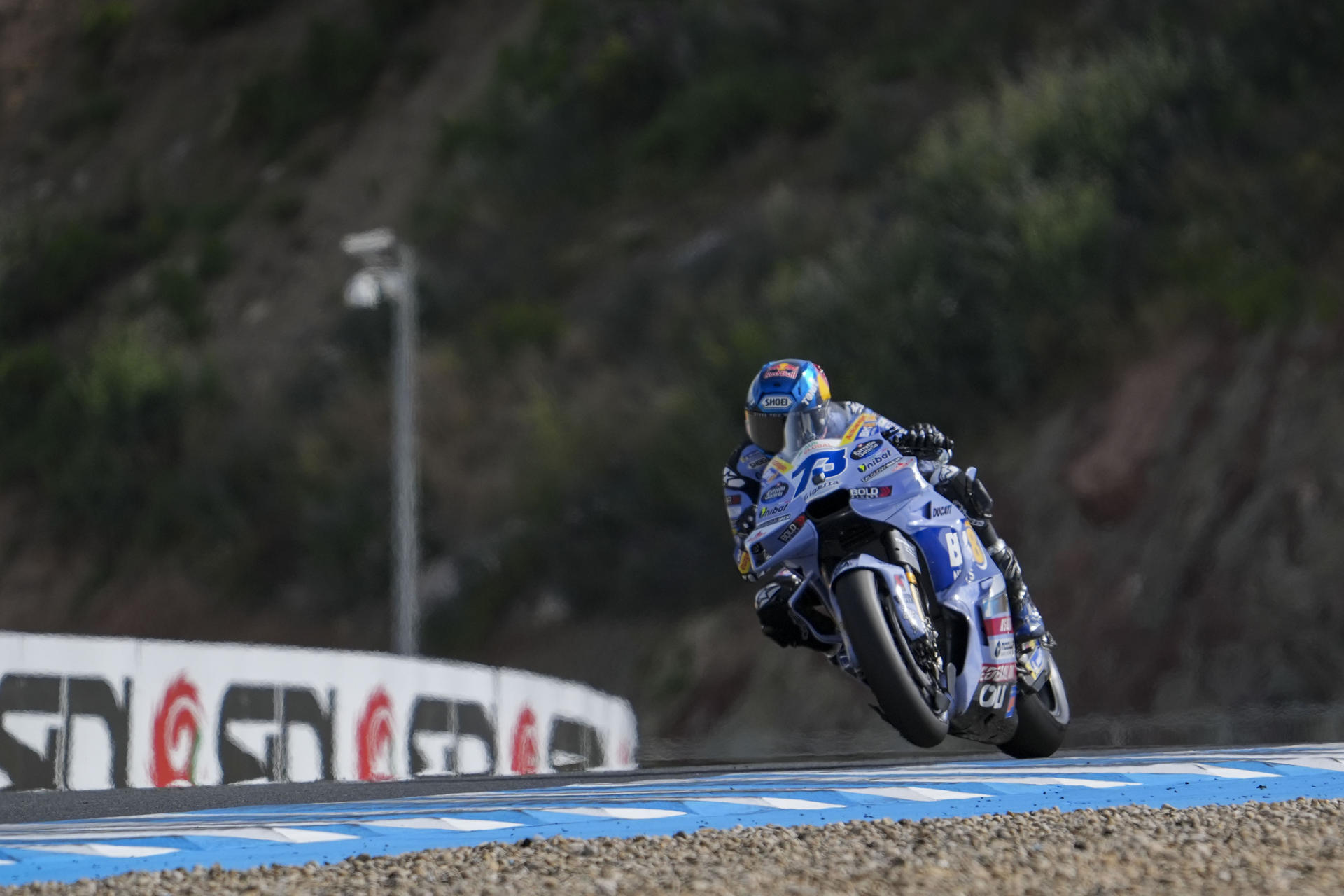 El piloto español de MotoGP Álex Márquez (BK8 Gresini Racing MotoGP) durante el primer día de entrenamientos del Gran Premio de España de Motociclismo que se celebra este fin de semana en el Circuito de Jerez-Ángel Nieto, puntuable para el Mundial de la especialidad, desde este viernes al domingo. EFE/Román Ríos