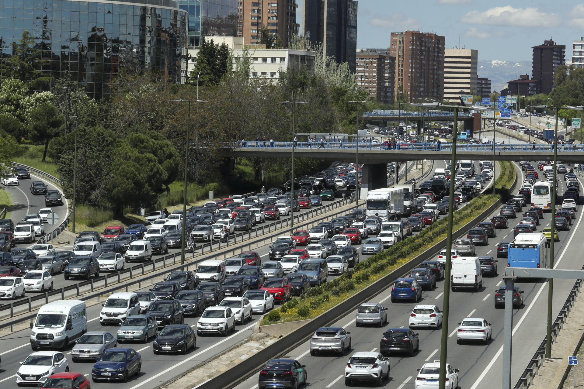 Vista del atasco en la M30 madrileña, tras un gran apagón, del que aún se desconocen las causas, que dejó este lunes sin suministro eléctrico a España, Portugal y algunas zonas del sur de Francia, provocando problemas en el funcionamiento de servicios públicos como el ferrocarril y el metro, así como a empresas y particulares. EFE/Alberto Aguado