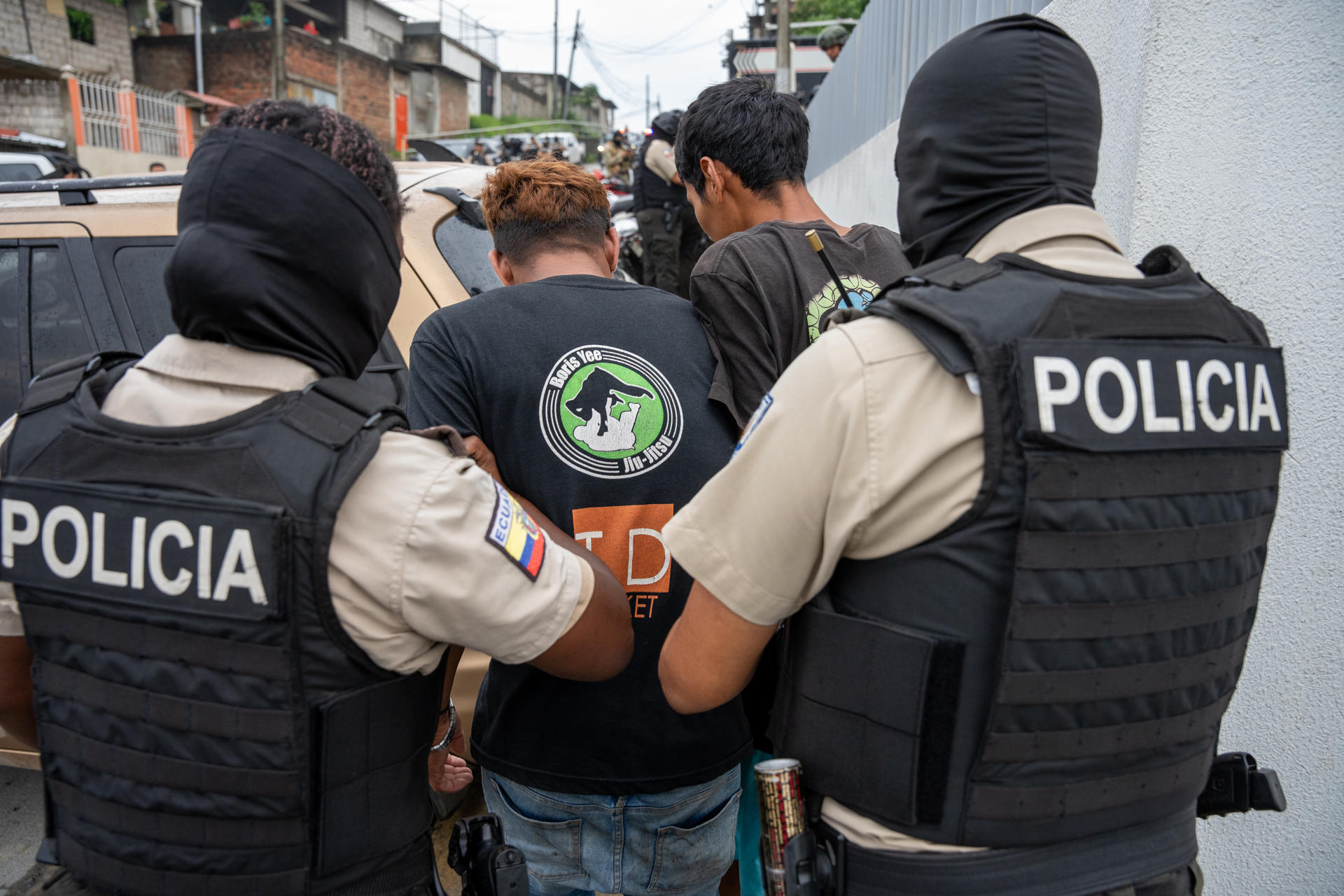 Fotografía de archivo, tomada el pasado 19 de febrero, de un par de agentes de la Policía de Ecuador al detener a dos presuntos integrantes de una banda delincuencial, durante un operativo en Guayaquil (Ecuador). EFE/Mauricio Torres