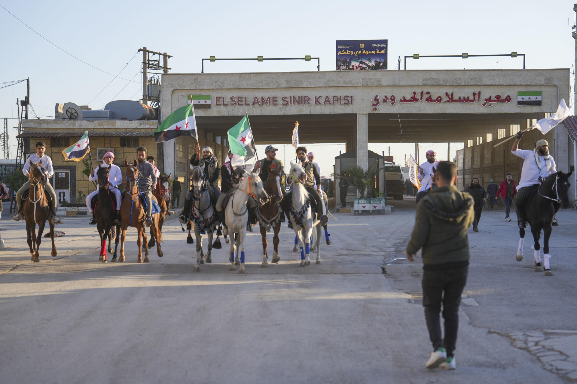 Seis meses después de partir de Huelva a lomos de sus caballos, cuatro jinetes españoles se van acercando cada vez más al final de su peregrinación a La Meca y estos días ya atraviesan Siria, un país que al comienzo de su largo periplo aún estaba en manos de Bachar al Asad. Reviviendo una antigua tradición andalusí, los cuatro iniciaron su aventura en la mezquita onubense de Almonaster la Real, desde la que hace siglos partían los peregrinos que inspiraron esta odisea a través de casi 8.000 kilómetros y de un sinfín de países en dos continentes. Ya en el noroeste de Siria, el jinete Tarek Rodríguez Fernández explicó a EFE que la idea surgió de su compañero de viaje Rafael Hernández Mancha, quien prometió a Dios que haría el 'hach' a caballo cuando se convirtió al islam hace cerca de 35 años. EFE/ Yahya Nemah