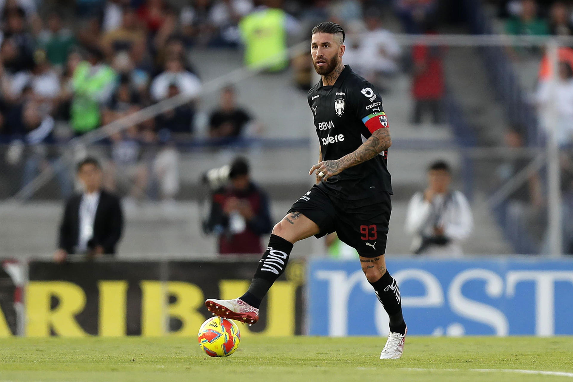 Sergio Ramos del Monterrey controla un balón en el Estadio Olímpico Universitario en Ciudad de México (México). Archivo. EFE/ Isaac Esquivel