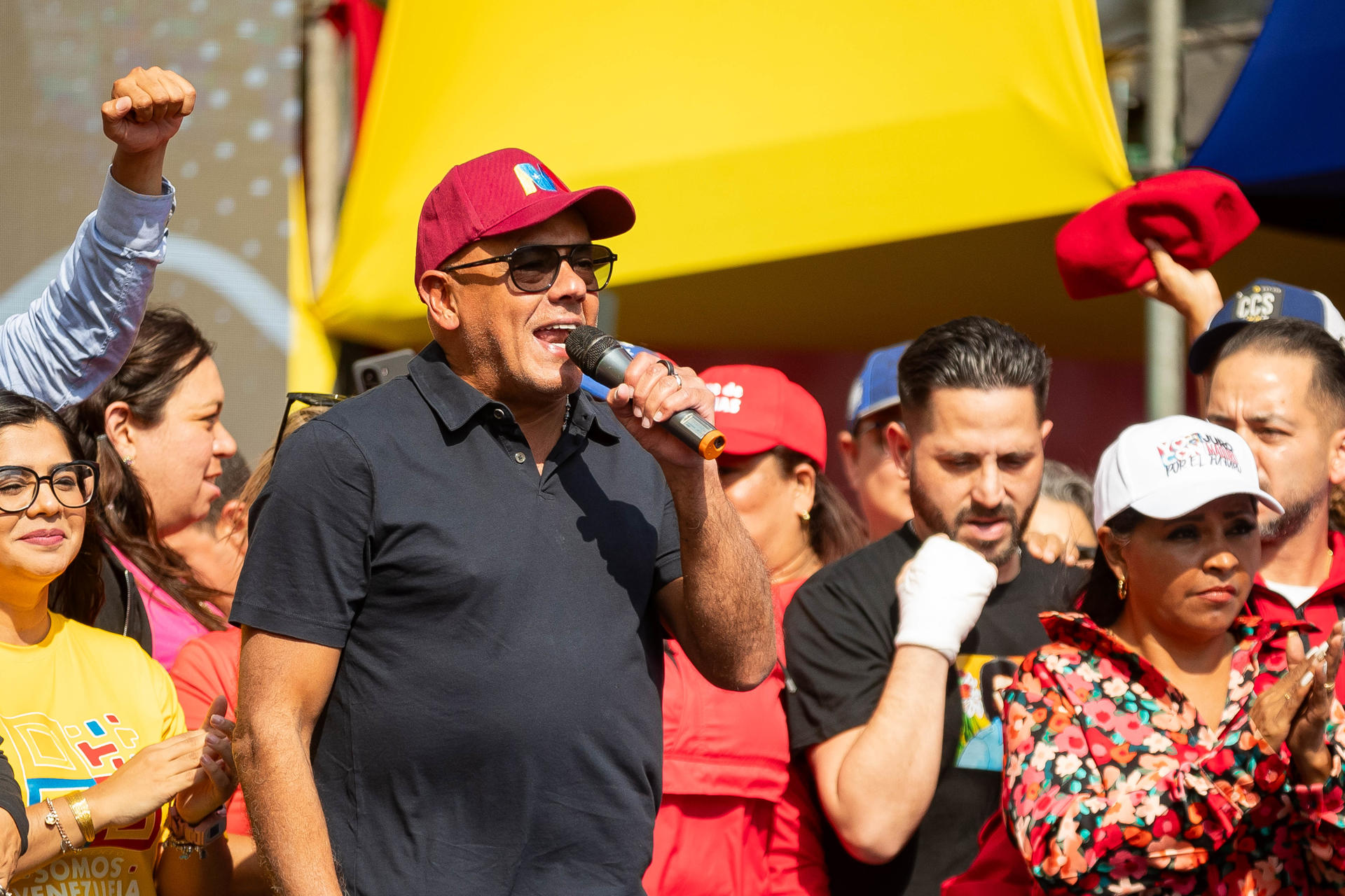 El presidente de la Asamblea Nacional de Venezuela, Jorge Rodríguez, habla durante su presentación en una marcha chavista este 12 de abril de 2025, en Caracas (Venezuela). EFE/ Ronald Peña