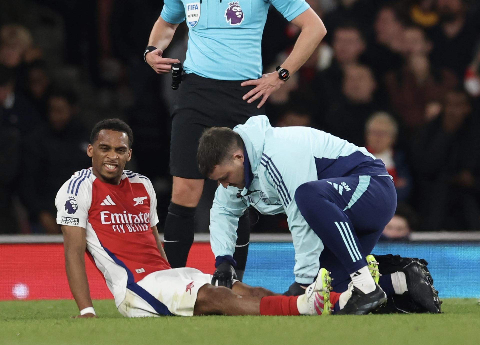 El jugador del Arsenal Jurrien Timber (I) recibe atención médica durante el partido de la Premier League que han jugado Arsenal y Fulham en Londres, Reino Unido. EFE/EPA/ANDY RAIN