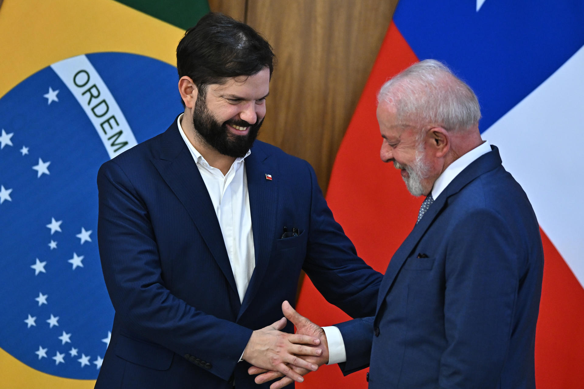 El presidente de Chile, Gabriel Boric (i), saluda su homólogo de Brasil, Luiz Inácio Lula da Silva, durante la firma de acuerdos y una declaración conjunta a la prensa este martes, en el Palácio del Planalto en Brasilia (Brasil). EFE/Andre Borges
