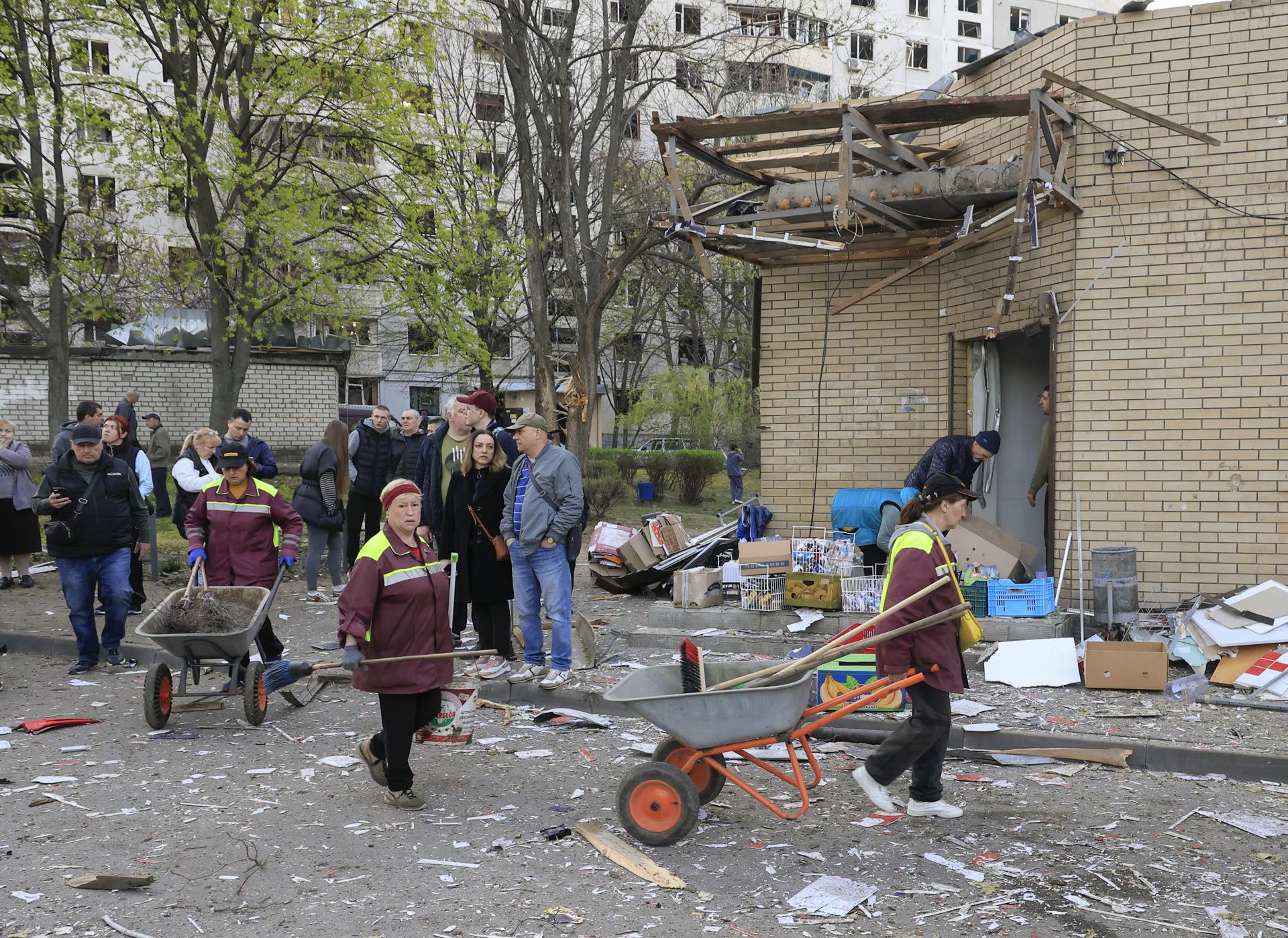 Habitantes de Járkov en la zona del ataque ruso de este 18 de abril. EFE/EPA/SERGEY KOZLOV