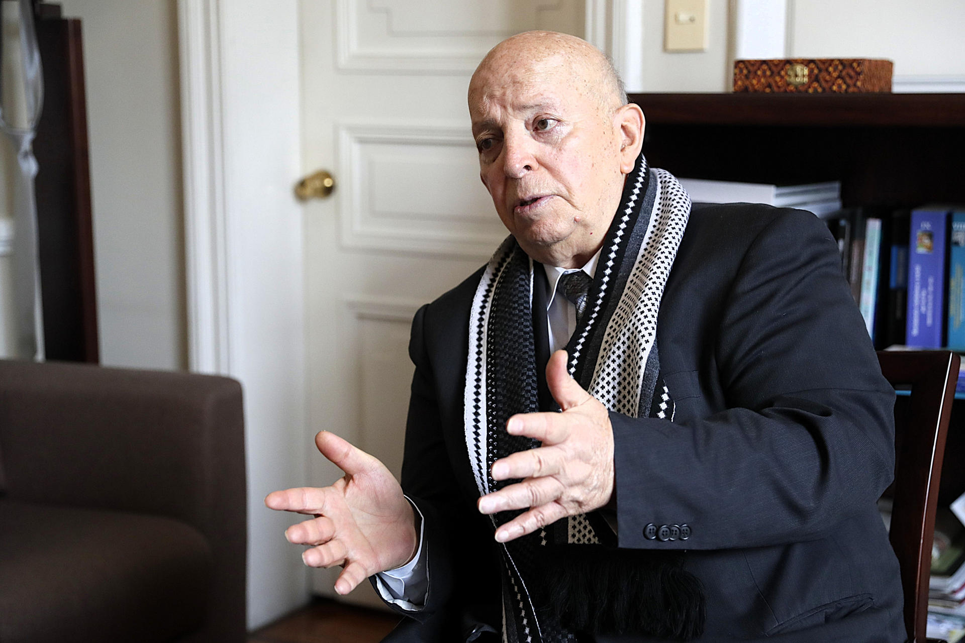 El consejero comisionado para la Paz de Colombia, Otty Patiño, habla durante una entrevista con EFE este lunes, en Bogotá (Colombia). EFE/ Carlos Ortega