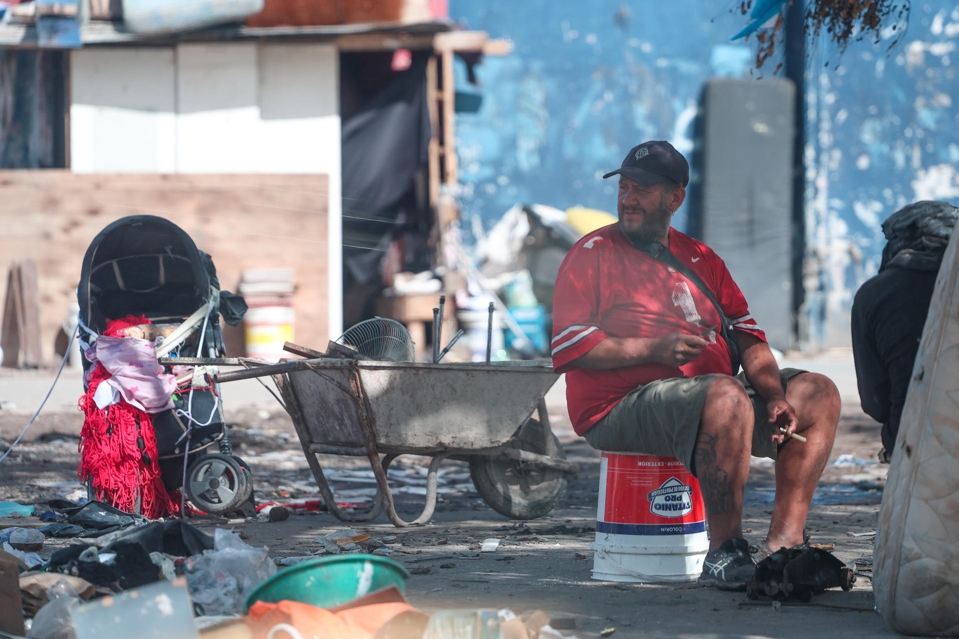 Una persona en situación de calle descansa este lunes, en Buenos Aires (Argentina). EFE/ Juan Roncoroni