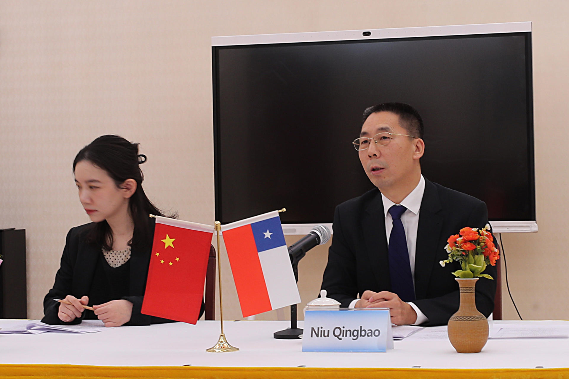 El Embajador de China en Chile, Niu Qingbao (d), habla durante una rueda de prensa este martes, en Santiago (Chile). EFE/ Javier Martín