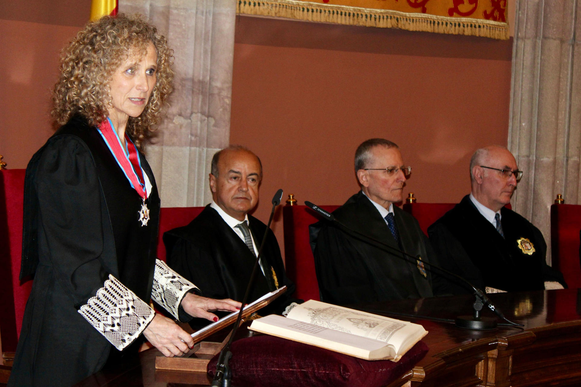 La magistrada Mercè Caso durante su toma de posesión como presidenta del Tribunal Superior de Justicia de Cataluña (TSJC), donde ha prometido defender los derechos humanos en un mundo "convulso" y ha pedido "respeto" a las resoluciones judiciales para no "debilitar el Estado de Derecho y las instituciones que lo protegen". EFE/TSJC ***SÓLO USO EDITORIAL/SOLO USO PERMITIDO PARA ILUSTRAR LA NOTICIA QUE APARECE EN EL PIE DE FOTO (CRÉDITO OBLIGATORIO)***