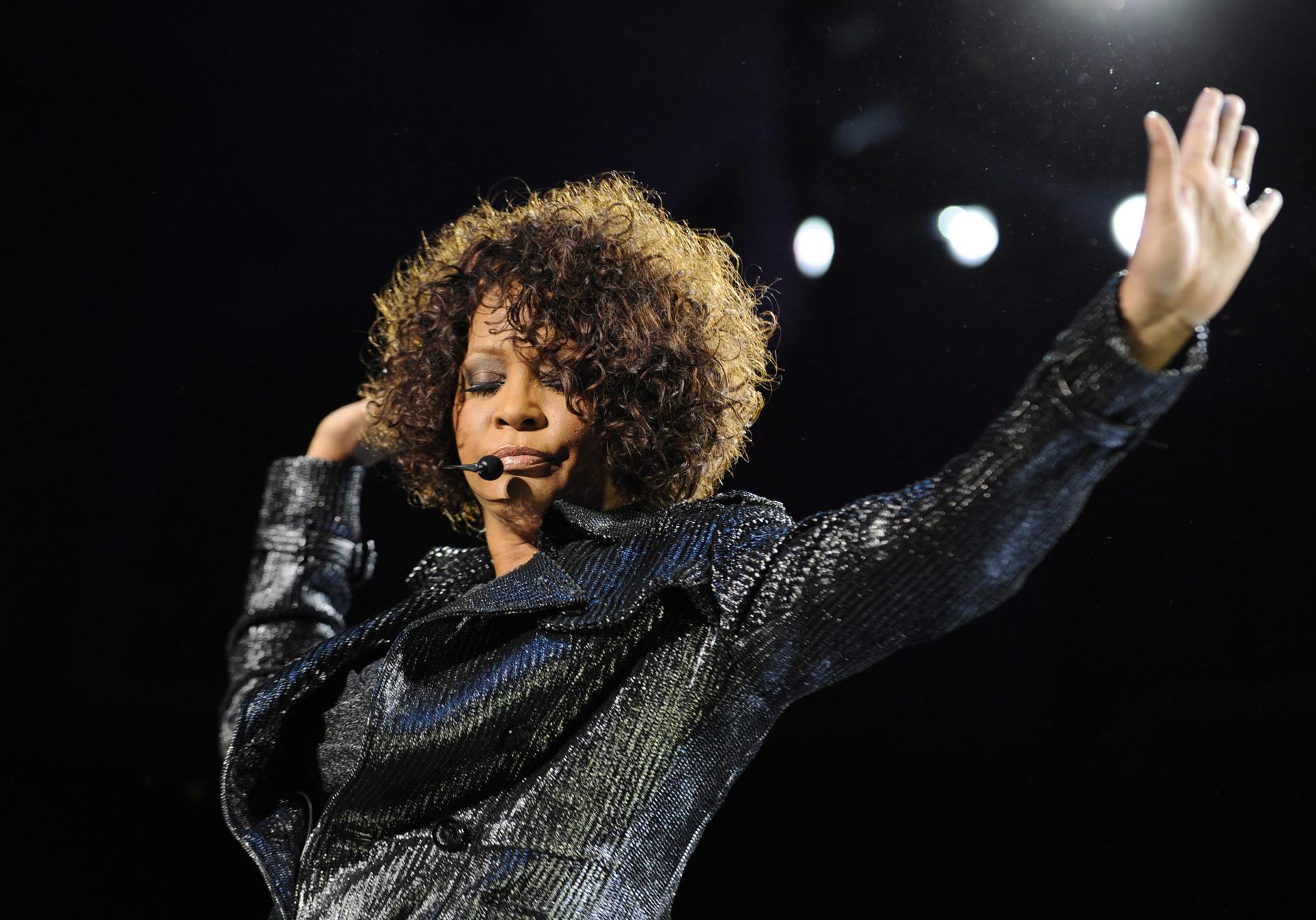Fotografía de archivo en la que aparece la famosa cantante y actriz estadounidense Whitney Houston, quien protagonizó -junto a Kevin Costner- la cinta 'The Bodyguard' en 1992. EFE/Holger Hollemann