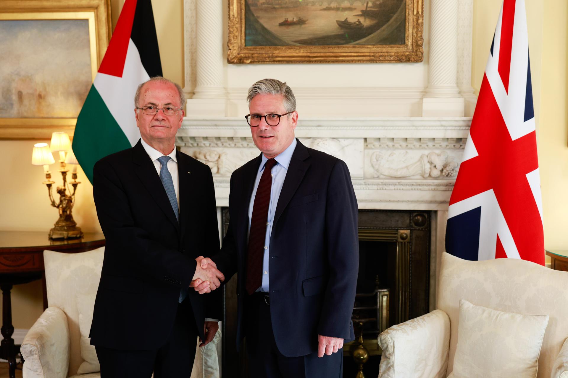 El primer ministro británico Keir Starmer (D) y el primer ministro de la Autoridad Palestina Mohammad Mustafa se dan la mano durante una reunión en Downing Street, en Londres, Gran Bretaña, 28 de abril de 2025. Según el gobierno del Reino Unido, esta es la primera visita oficial del Primer Ministro palestino a Gran Bretaña desde 2021. (United Kingdom, London) EFE/EPA/JASON ALDEN / POOL