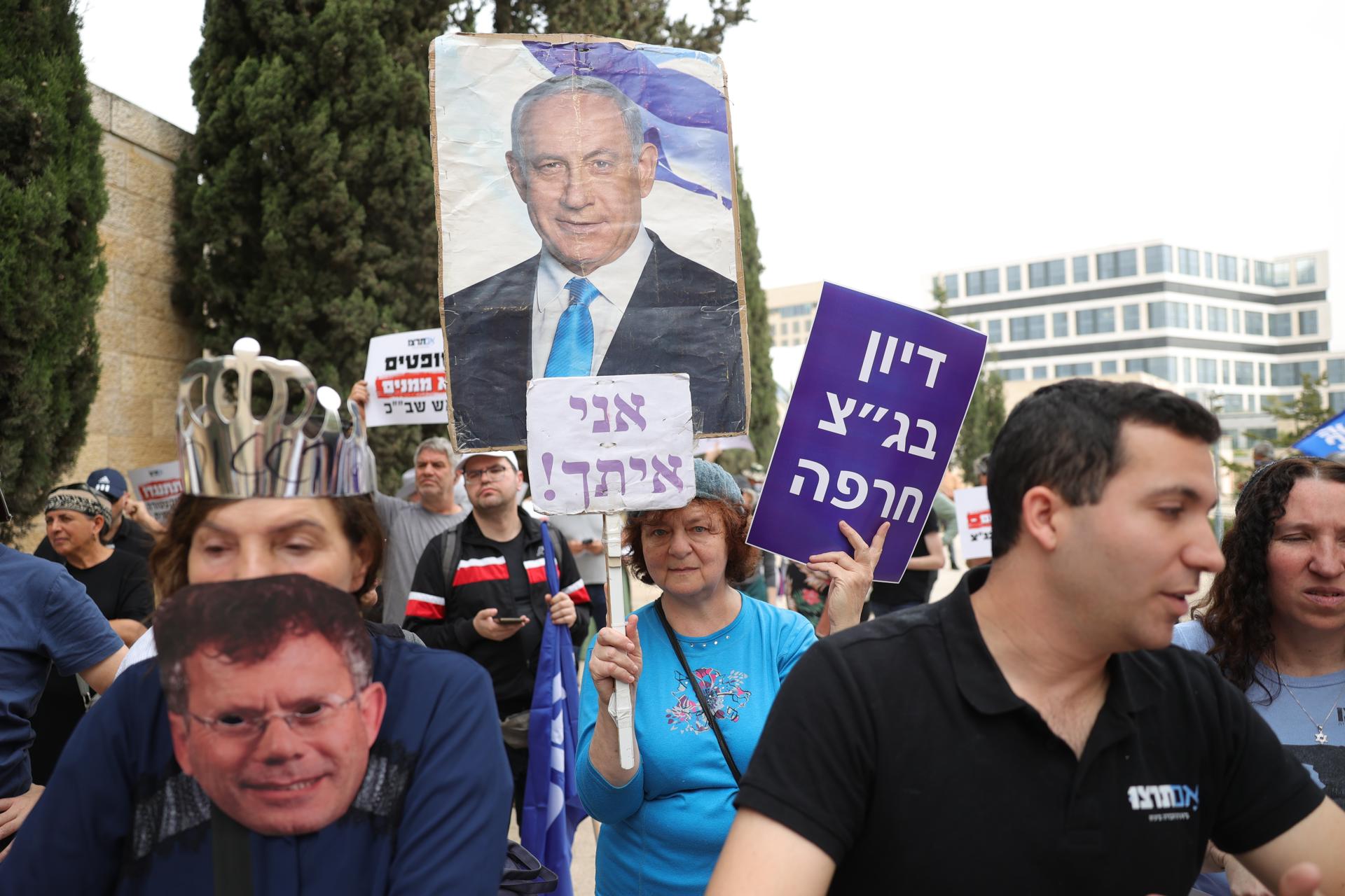 Protesta de seguidores y aliados del primer ministro, Benjamin Netanyahu, delante del Tribunal Supremo. EFE/EPA/ABIR SULTAN