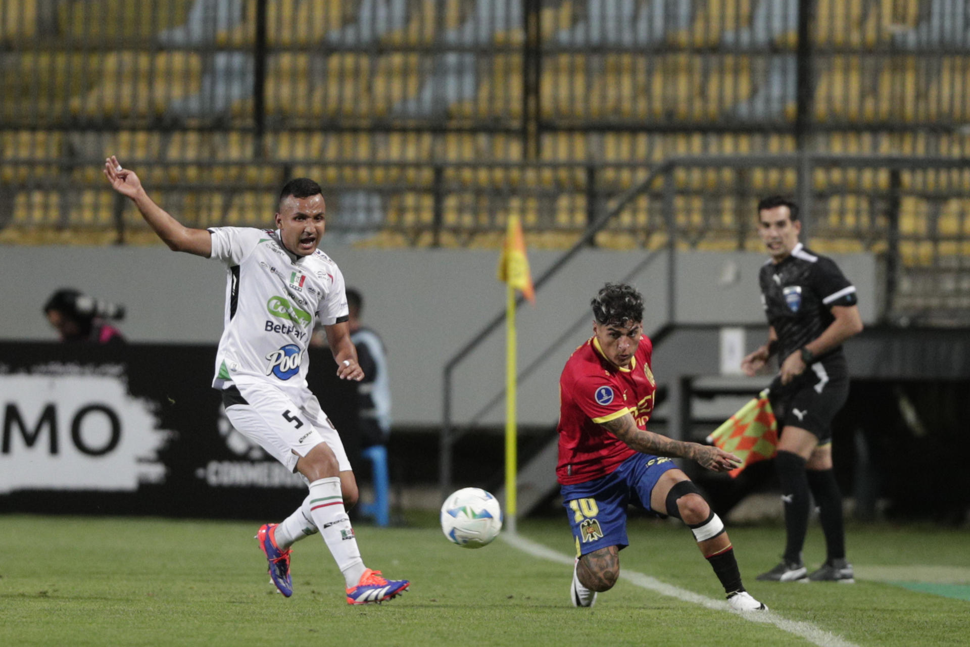 Ariel Uribe (d) de Unión Española disputa el balón con Iván Rojas de Once Caldas durante un partido de la fase de grupos de la Copa Sudamericana.  EFE/ Adriana Thomasa