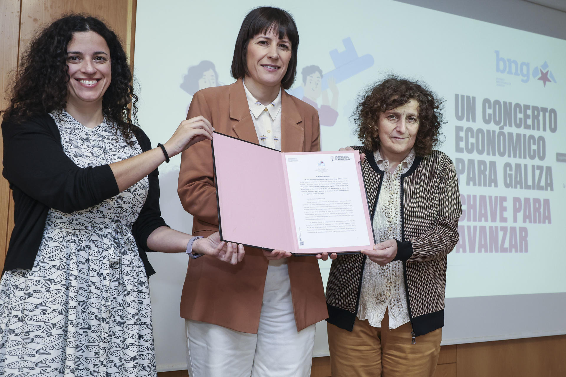 La portavoz nacional del BNG, Ana Pontón (c), acompañada por la alcaldesa de Santiago, Goretti Sanmartín (d), y la portavoz parlamentaria de Facenda, Noa Presas (i), presentaron este sábado la propuesta de su formación para reformar el Estatuto con el objetivo de lograr un concierto económico para Galicia. EFE/Xoán Rey