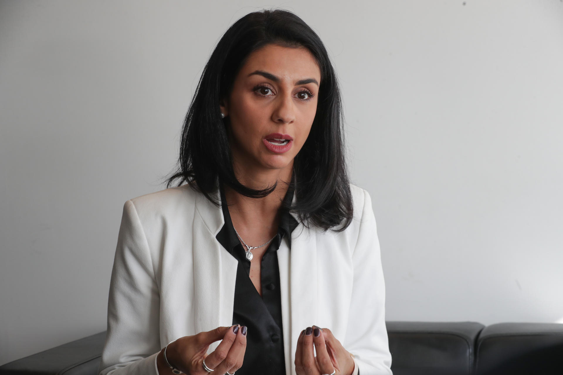 Fotografía del 16 de abril de 2025 de la directora nacional de Cambio Climático del Ministerio de Ambiente de Uruguay, María Fernanda Souza, posando durante una entrevista con EFE en Montevideo (Uruguay). EFE/ Alejandro Prieto