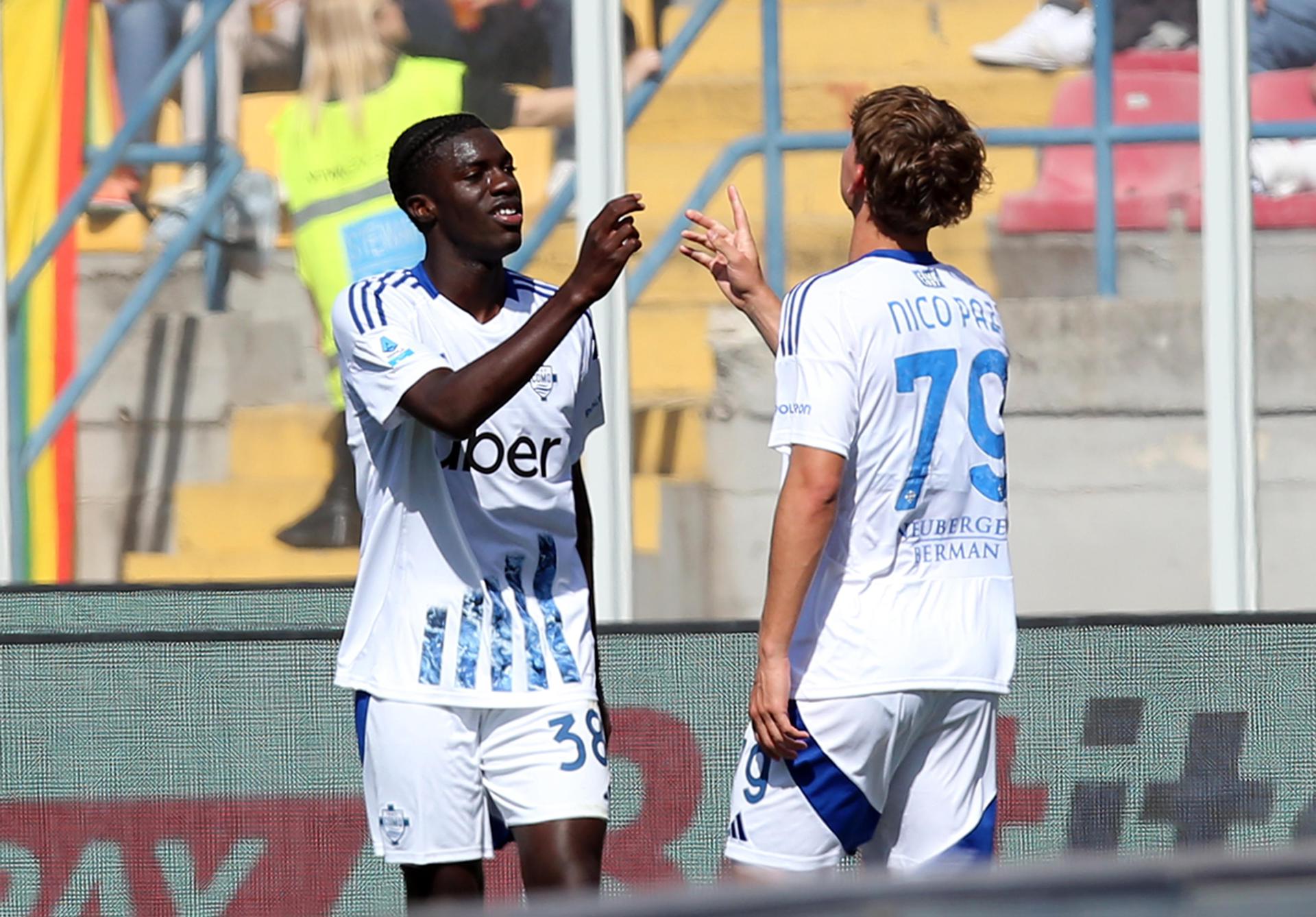 Los jugadores del Como Assane Diao (I) y Nico Paz Martinez (d) celebran un gol durante el partido de la Serie A que han jugado US Lecce y 1907 Como en el Via del Mare stadium en Lecce, Italia. EFE/EPA/ABBONDANZA SCURO LEZZI