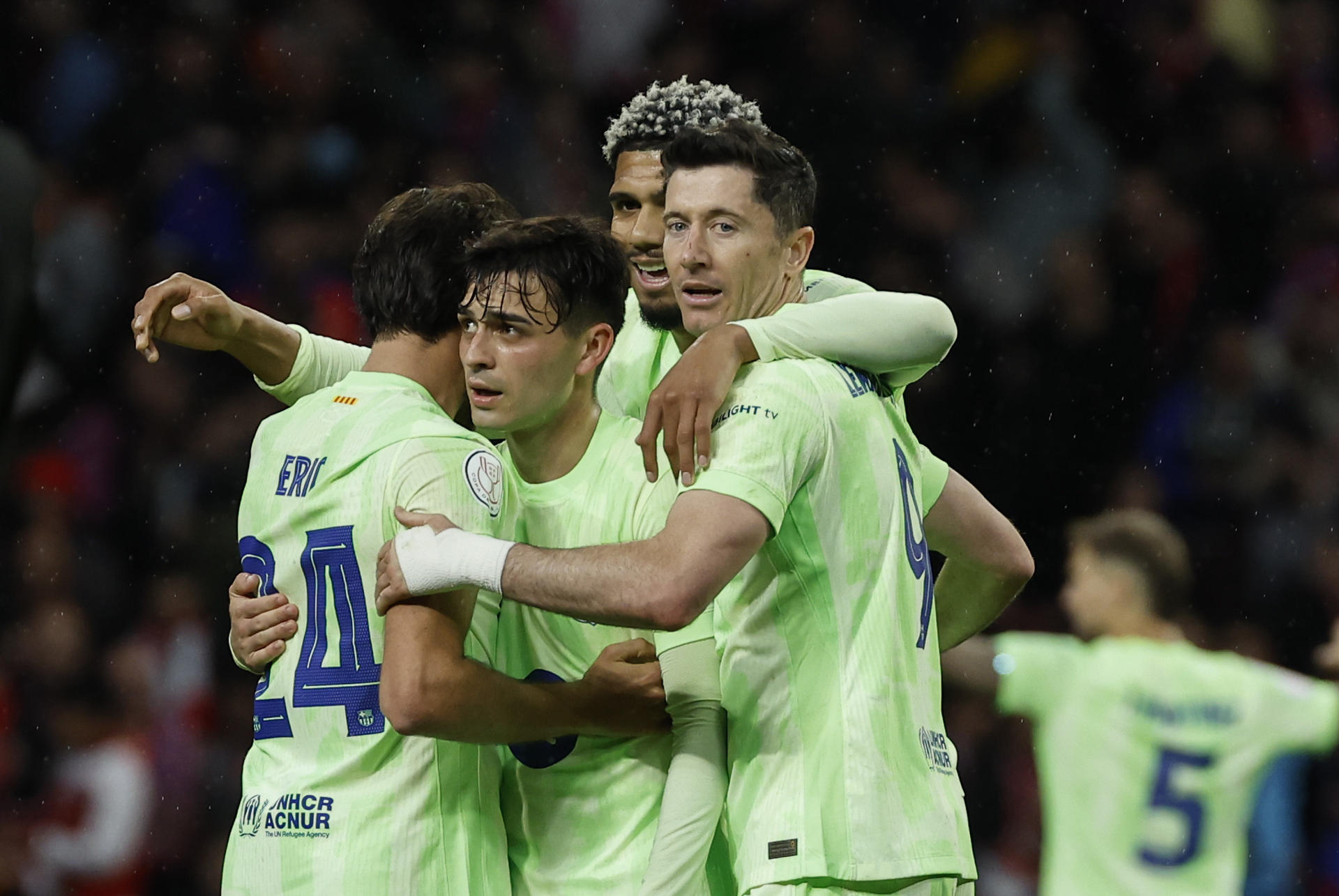Los jugadores del FC Barcelona celebran su victoria a la finalización del encuentro correspondiente a la vuelta de las semifinales de la Copa del Rey ante el Atlético de Madrid. EFE / Chema Moya.