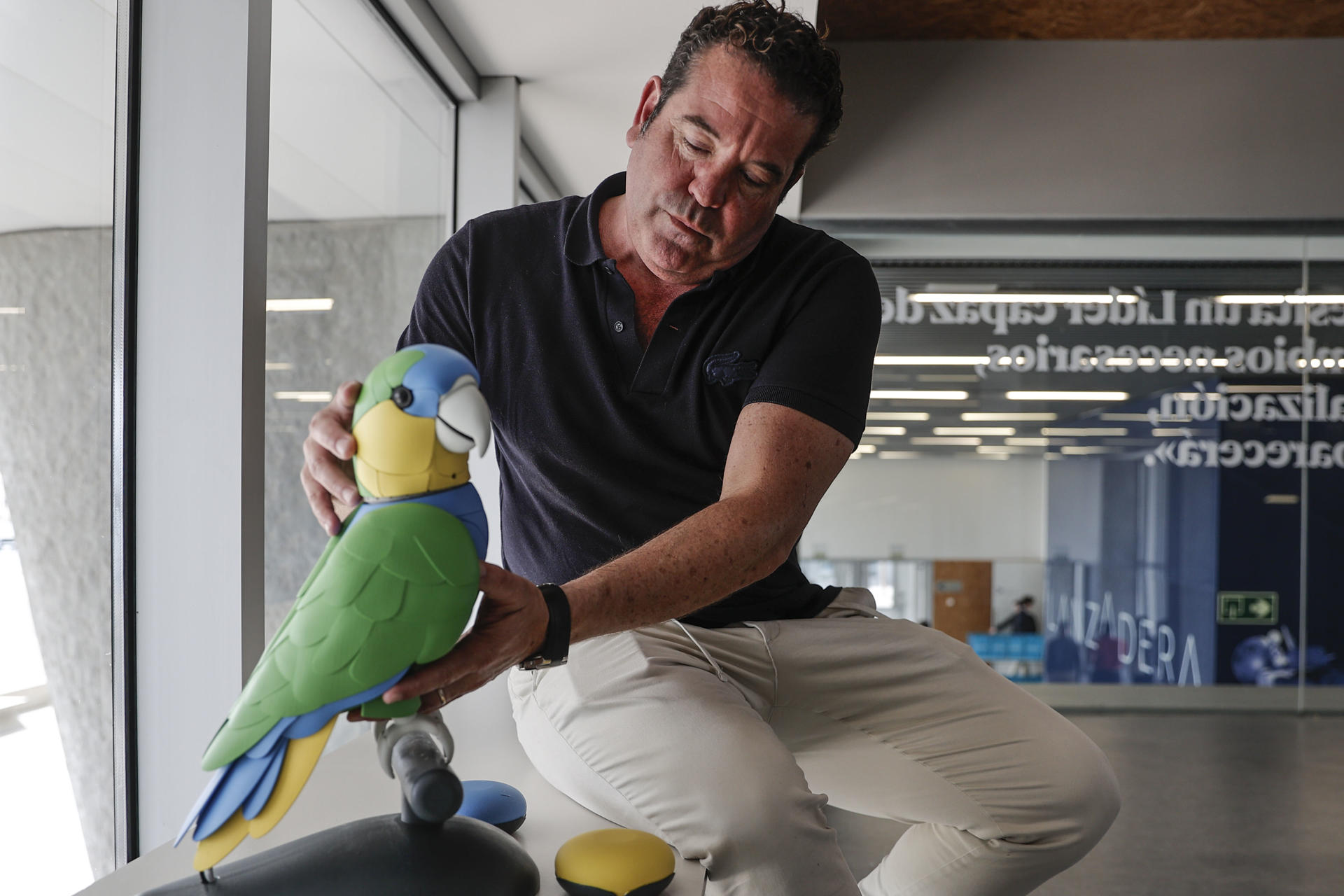 El creador de la mascota robótica en forma de loro bautizada como Onorato IA, Pablo Mariñosa, durante la entrevista con EFE en la que resalta que Onorato consigue que los mayores identifiquen una "mascota simpática, que les hace compañía, les habla, les recuerda su medicación y sus programas favoritos y les da seguridad" mientras los familiares están "tranquilos" porque lo monitoriza y controla a diario, y a través de una aplicación móvil están informados en tiempo real. EFE/Manuel Bruque