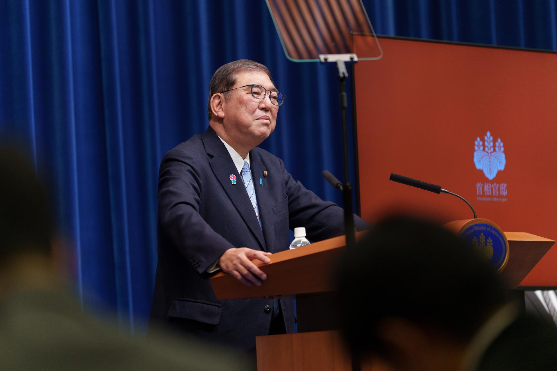 El primer ministro de Japón, Shigeru Ishiba, habla durante una conferencia de prensa en su despacho (Kantei) en Tokio, Japón, el 1 de abril de 2025.EFE/EPA/Nicolas Datiche / POOL