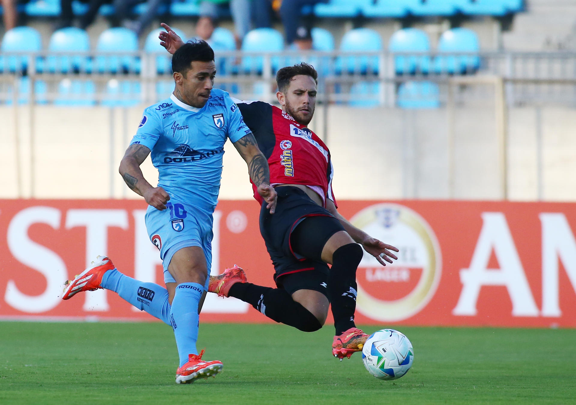 Edson Puch (i) de Iquique disputa un balón con Francisco La Mantía de Caracas este martes, en un partido de la fase de grupos de la Copa Sudamericana. EFE/  Alex Díaz