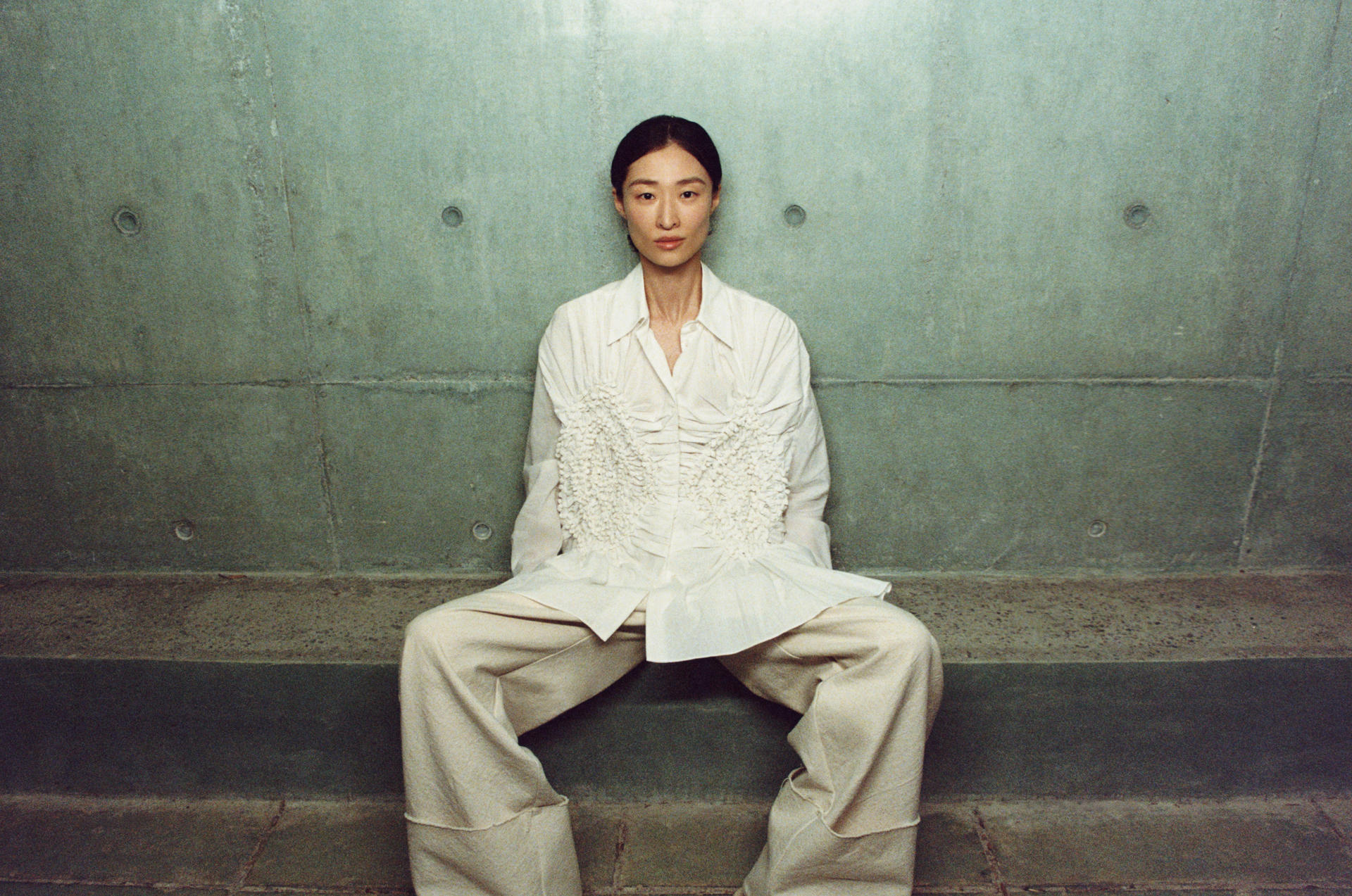 La popular artista textil china Fanglu Lin ha pasado de ser la ganadora del prestigioso Craft Prize de la Fundación Loewe 2021 a formar tándem con Zara, el buque insignia de Inditex, firma para la que ha creado una colección que fusiona el arte ancestral con la sensibilidad contemporánea. EFE/Zara