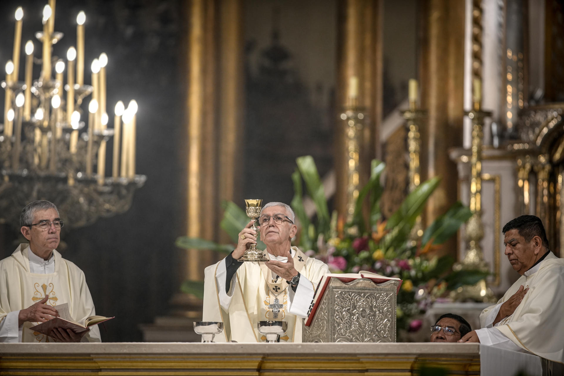 El arzobispo de Lima, Juan Castillo, oficia una misa en honor al papa Francisco este lunes, en la Basílica Catedral de Lima, en Lima (Perú). EFE/ John Reyes Mejia