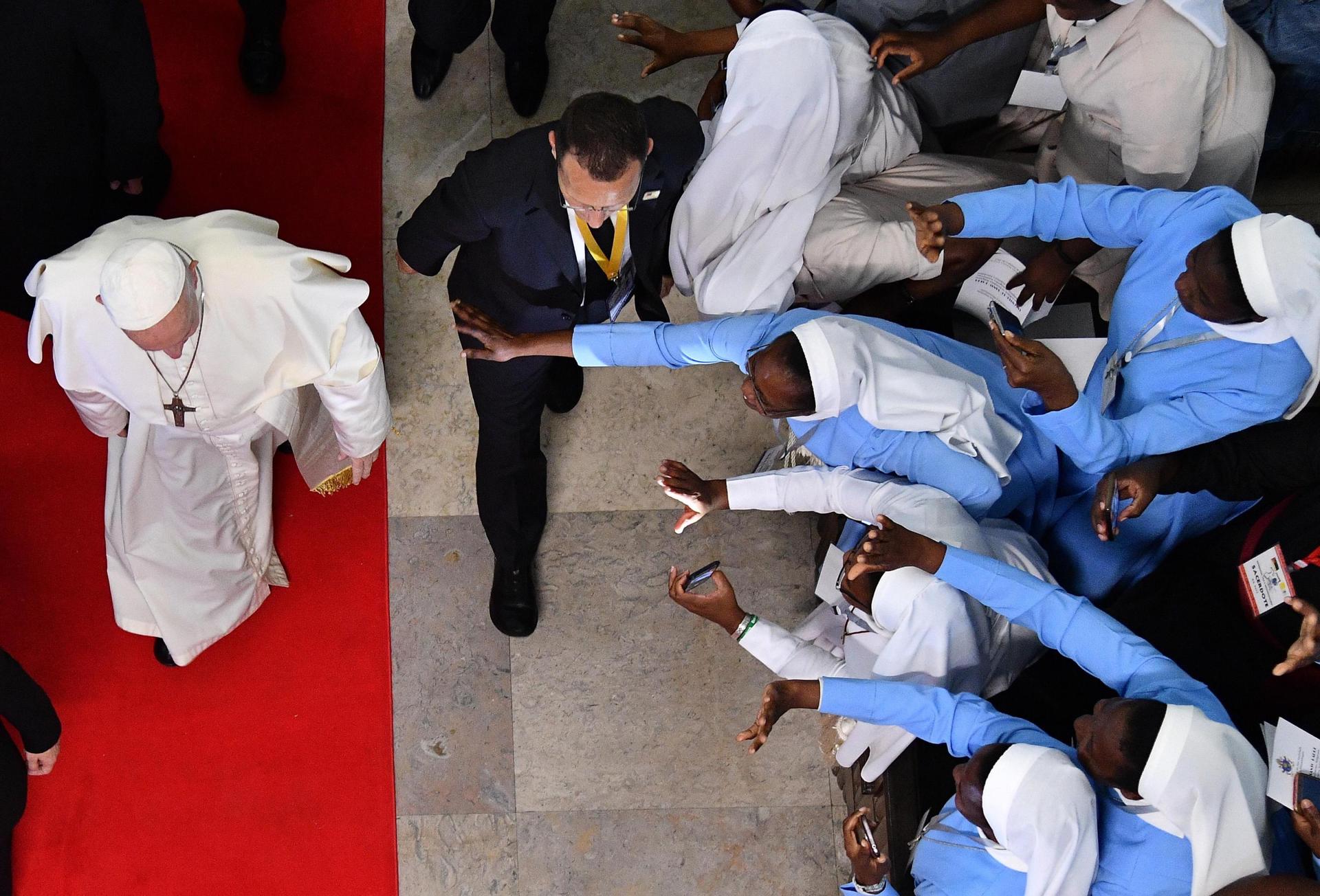 El papa Francisco durante su encuentro con obispos, sacerdotes, religiosos, consagrados y seminaristas, catequistas y animadores en la Catedral de la Inmaculada Concepción en Maputo, Mozambique, el 5 de septiembre de 2019 (reeditado el 21 de abril de 2025). EFE/EPA/LUCA ZENNARO