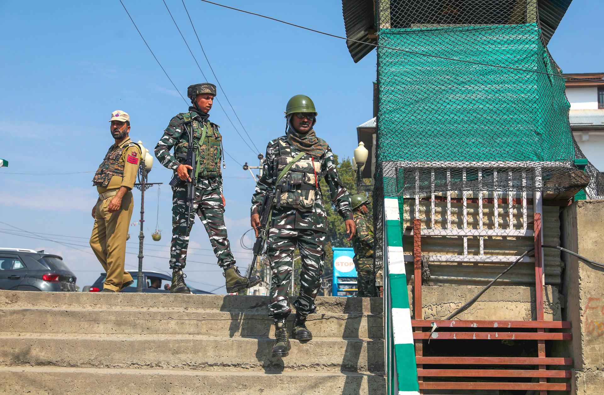 Fuerzas indias patrullan en Srinagar, en Cachemira. EFE/EPA/FAROOQ KHAN