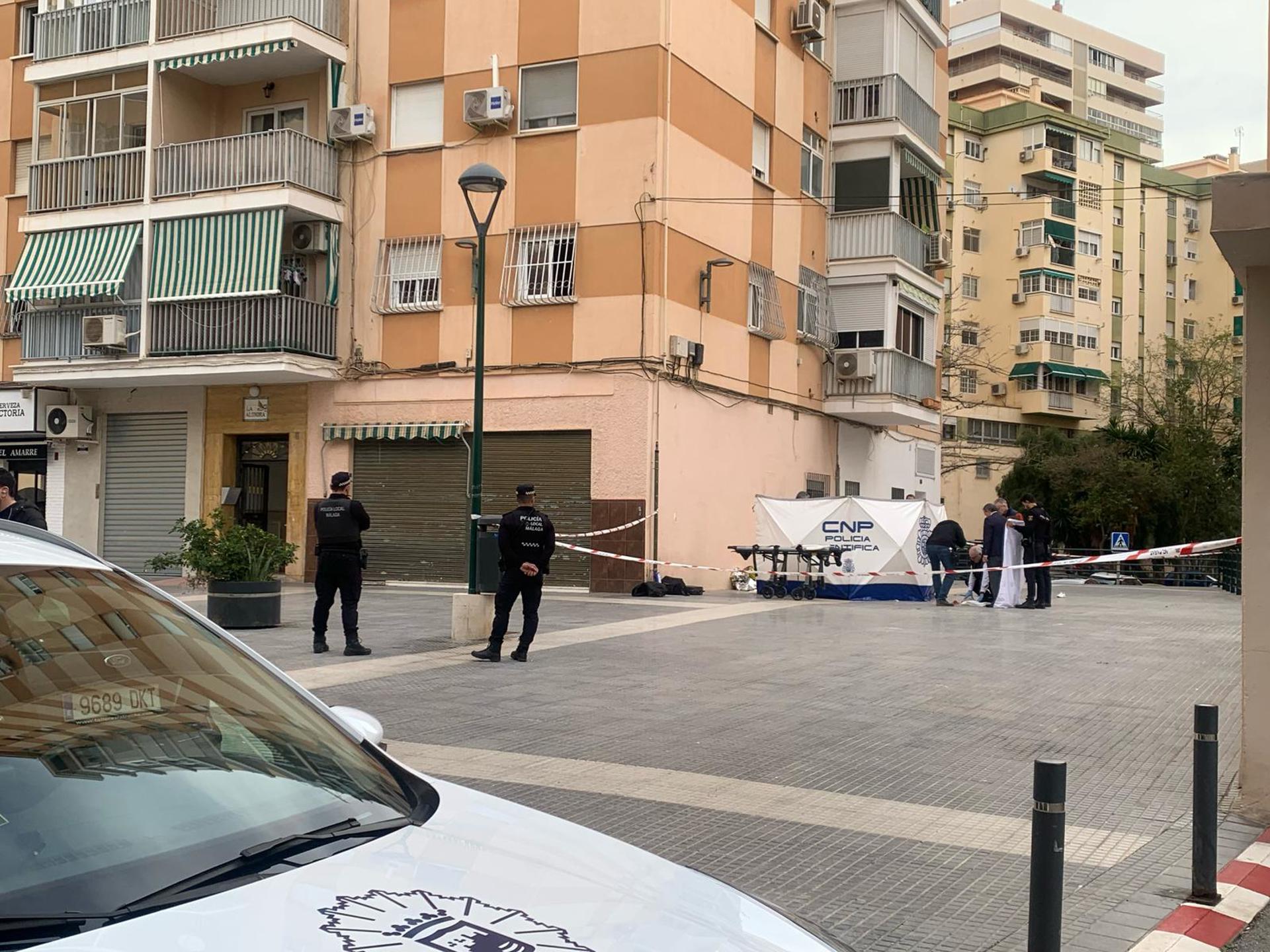 Un hombre y una mujer han fallecido en Málaga capital tras precipitarse este martes al vacío desde un edificio ubicado en la calle María Teresa de Calcuta. EFE/ Montse Martínez