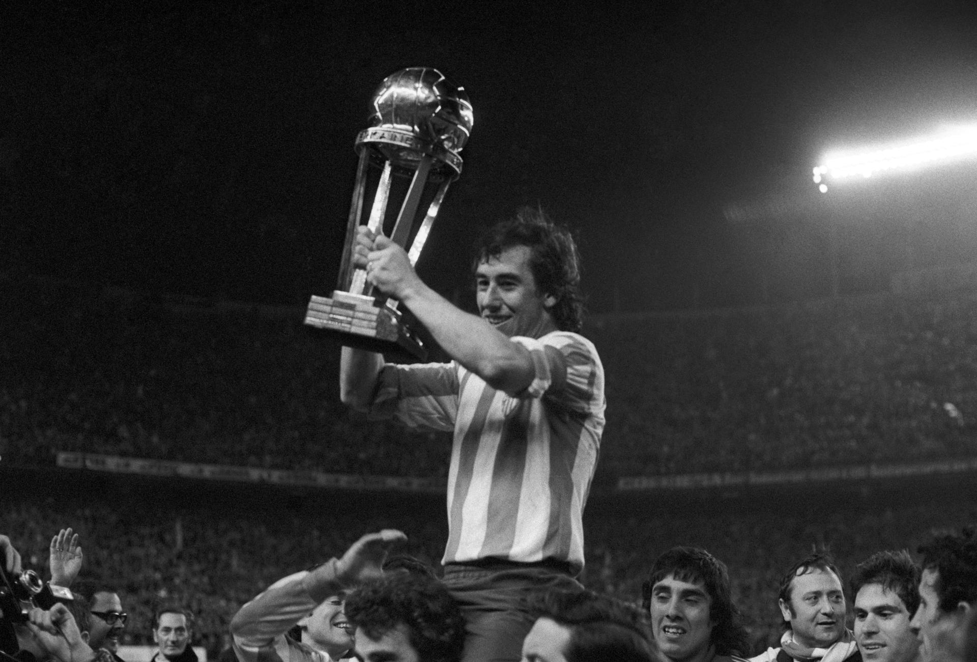 Adelardo Rodríguez levanta la Copa Intercontinental. EFE