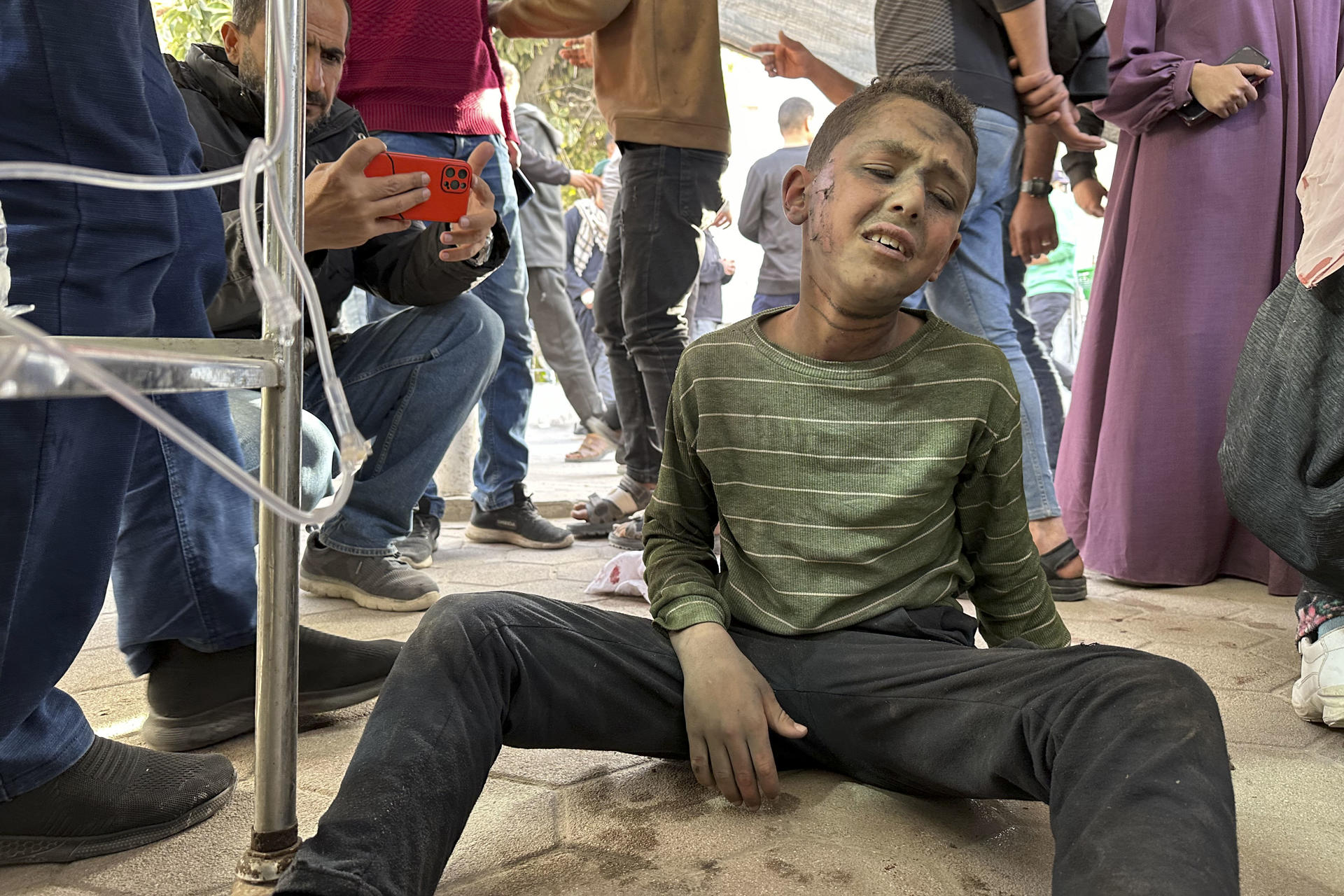 Al menos 31 personas, incluyendo 18 niños y varias mujeres, fueron asesinadas y decenas resultaron heridas en un bombardeo israelí este jueves, 3 de abril, que tuvo como objetivo una escuela en la ciudad de Gaza que alberga a miles de personas desplazadas. EFE/Ahmad Awad