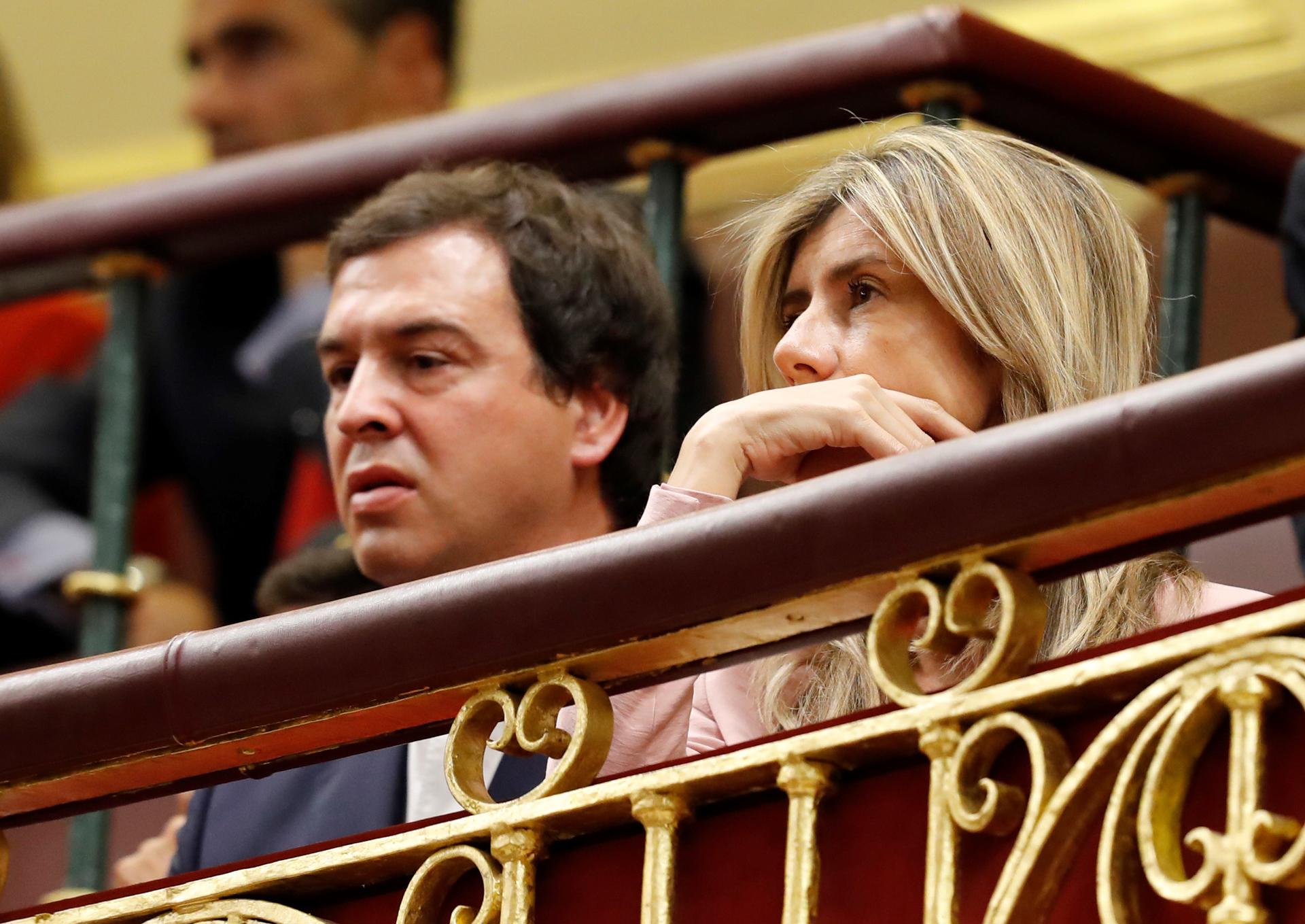 La esposa de Pedro Sánchez, Begoña Gómez, y su hermano, David Sanchez, en la tribuna de invitados del Congreso de los Diputados en la investidura del candidato socialista. EFE/Ballesteros